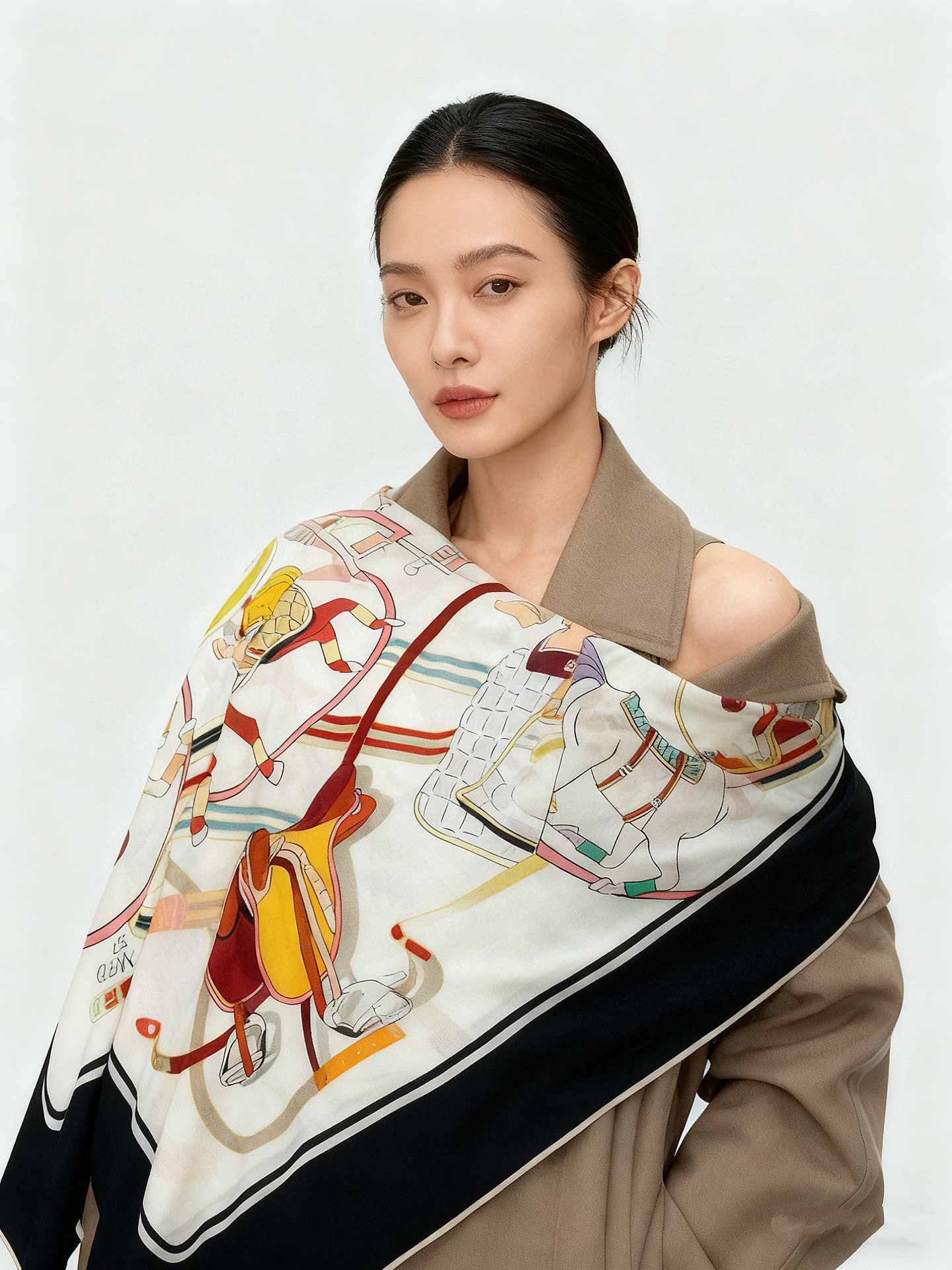 💟Gucci~140双面丝绒披肩马鞍细节和骑马图案以精致色调匠心呈献，意在向品牌与马术世界的深厚渊源致敬