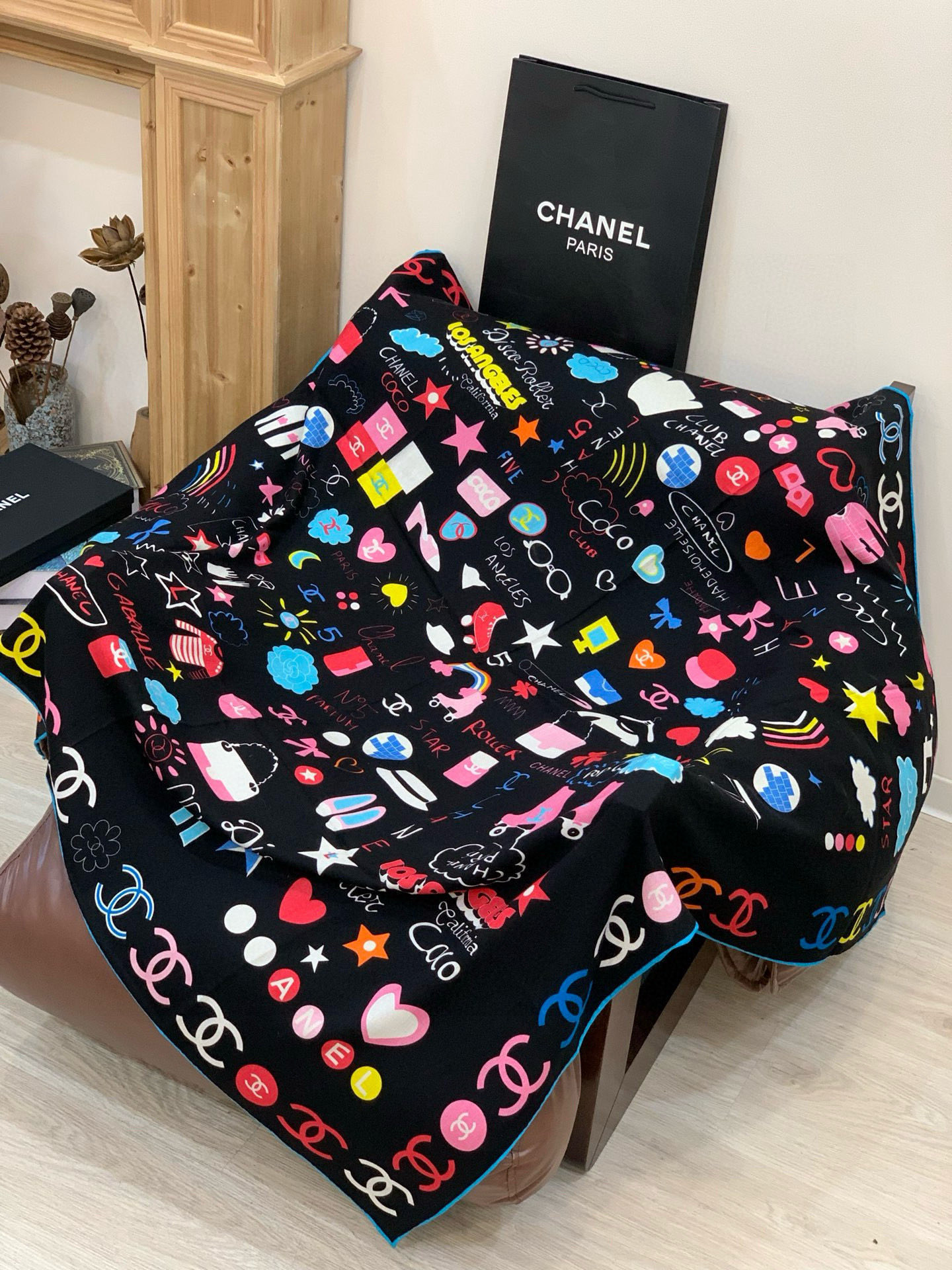 2025秋冬高级成衣系列～Chanel 【140双面同色丝绒披肩】此系列谱写一曲自由轻灵的赞歌本系列作品