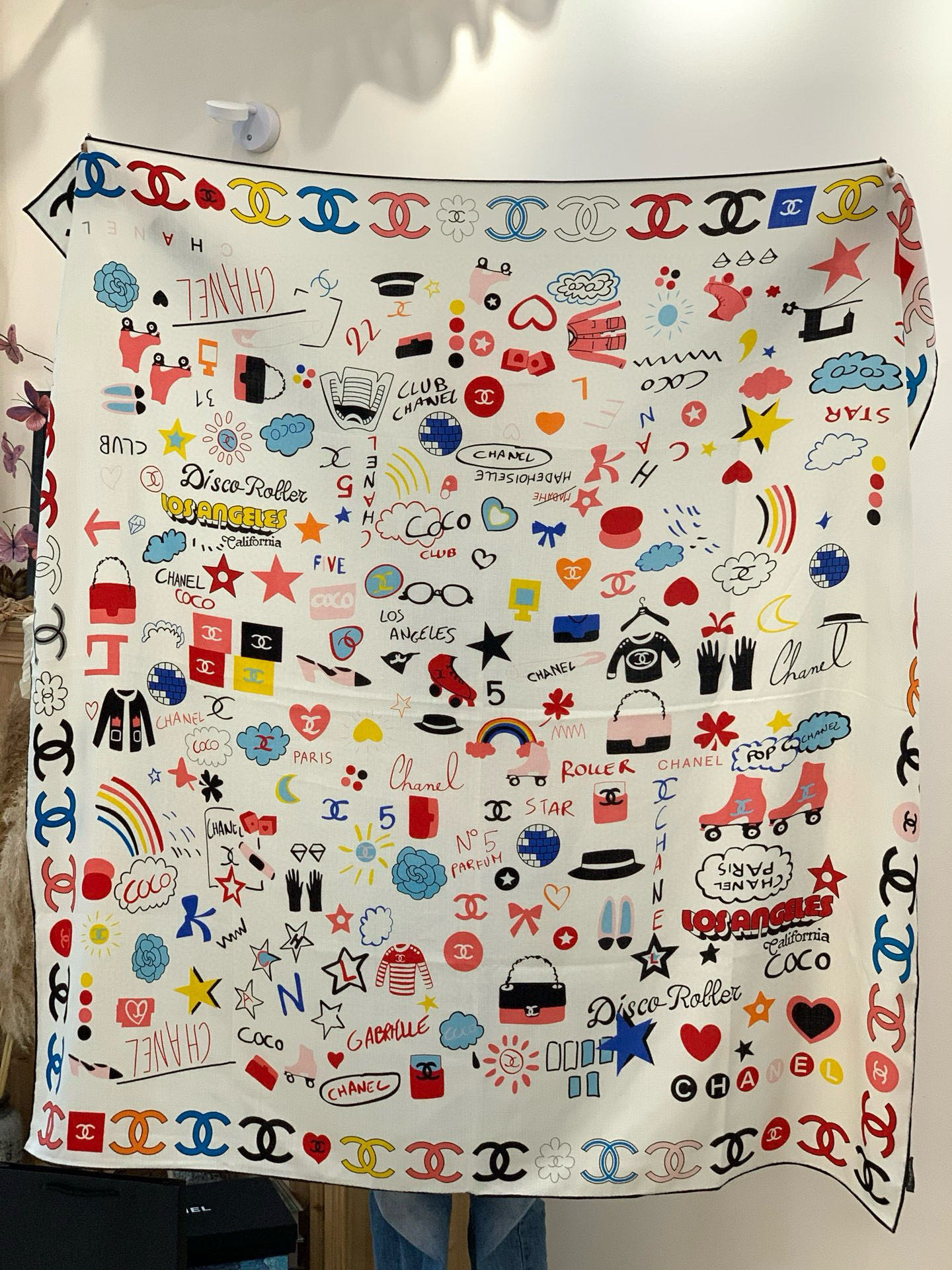 2025秋冬高级成衣系列～Chanel 【140双面同色丝绒披肩】此系列谱写一曲自由轻灵的赞歌本系列作品