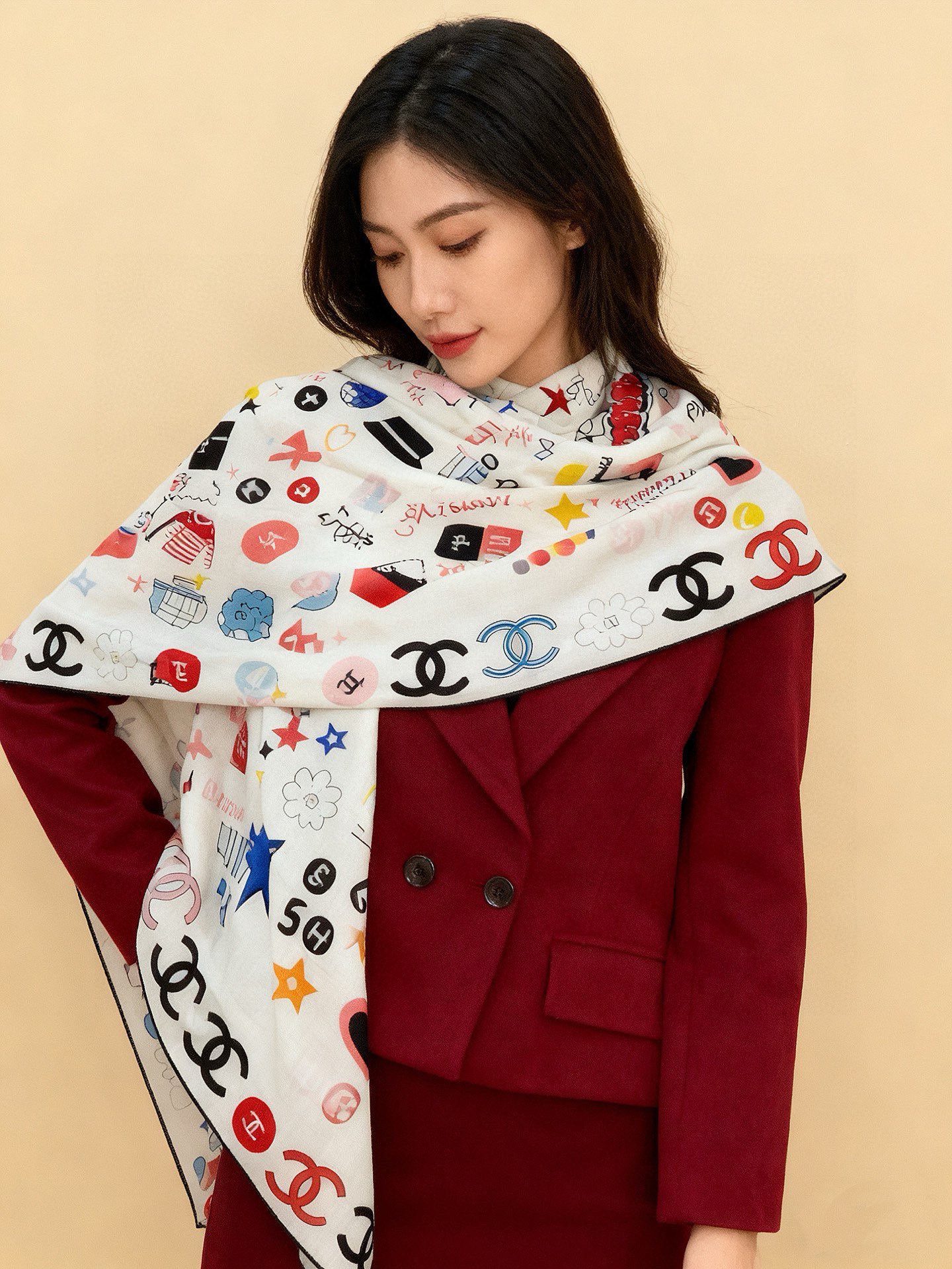 2025秋冬高级成衣系列～Chanel 【140双面同色丝绒披肩】此系列谱写一曲自由轻灵的赞歌本系列作品