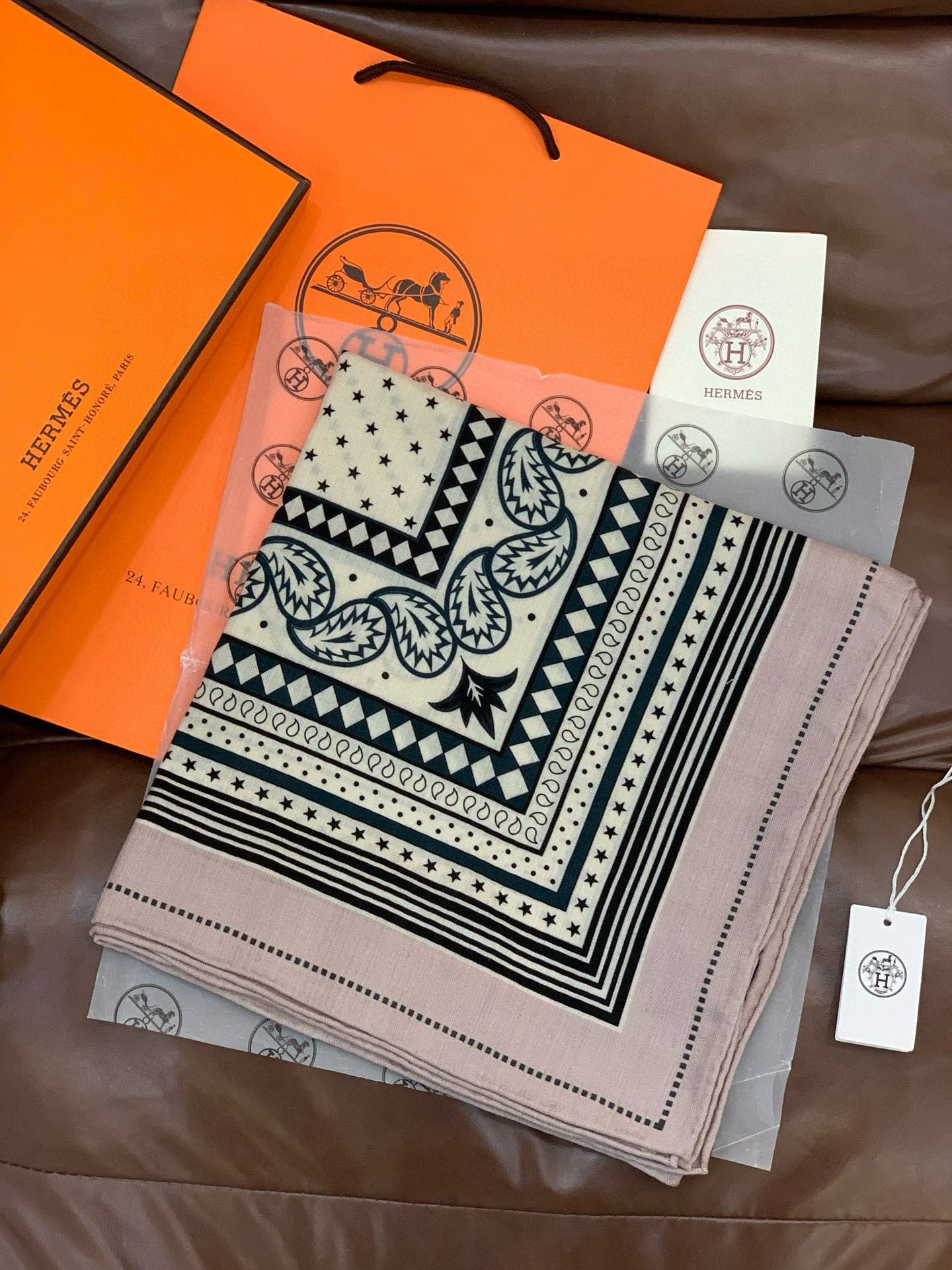 羊绒新款🆕👏👏买了都说好看‼️推荐💕爱马仕双面同色羊绒方巾【双面同色140】，顶级工艺超值‼️爱马仕专柜