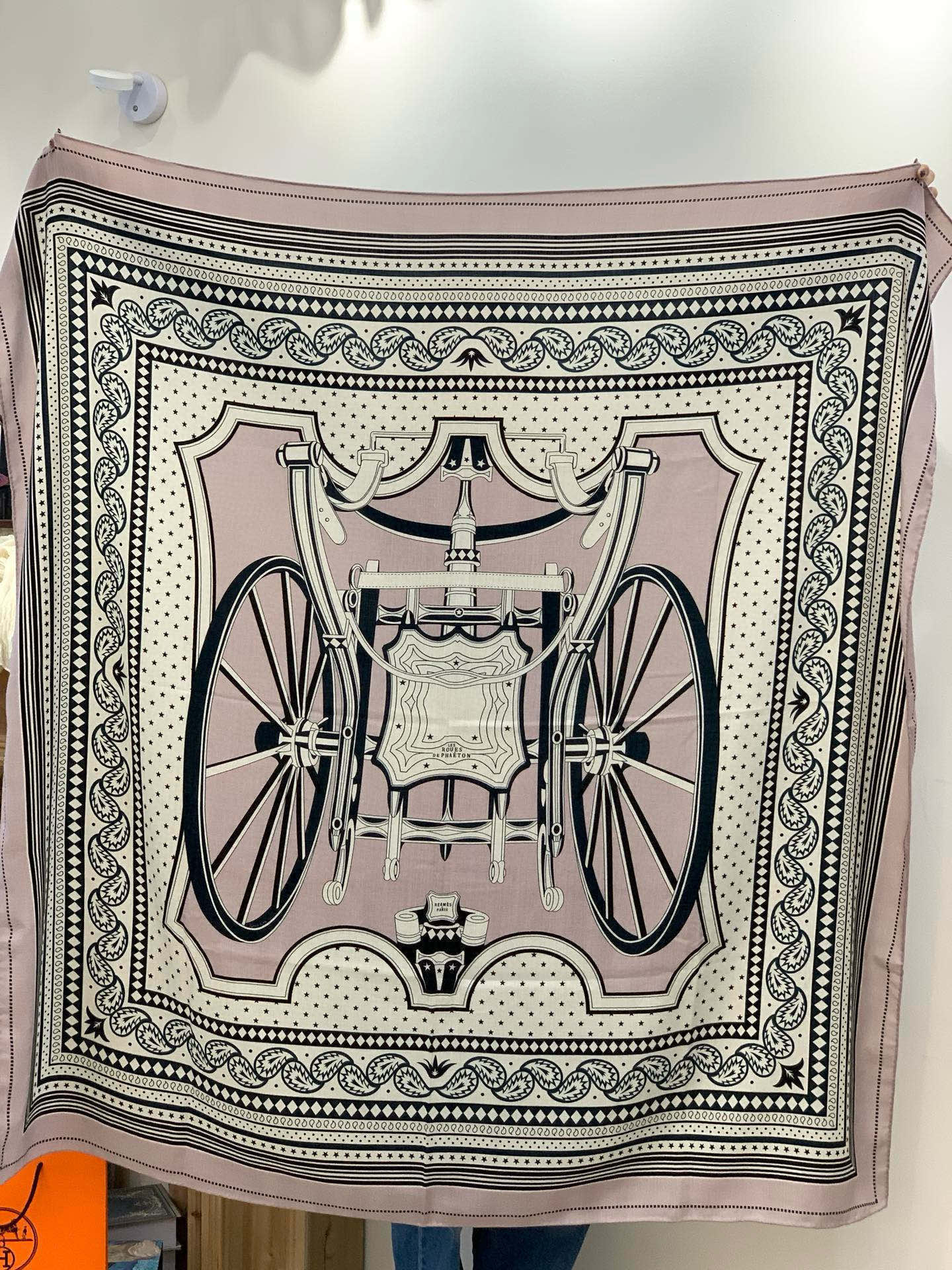 羊绒新款🆕👏👏买了都说好看‼️推荐💕爱马仕双面同色羊绒方巾【双面同色140】，顶级工艺超值‼️爱马仕专柜