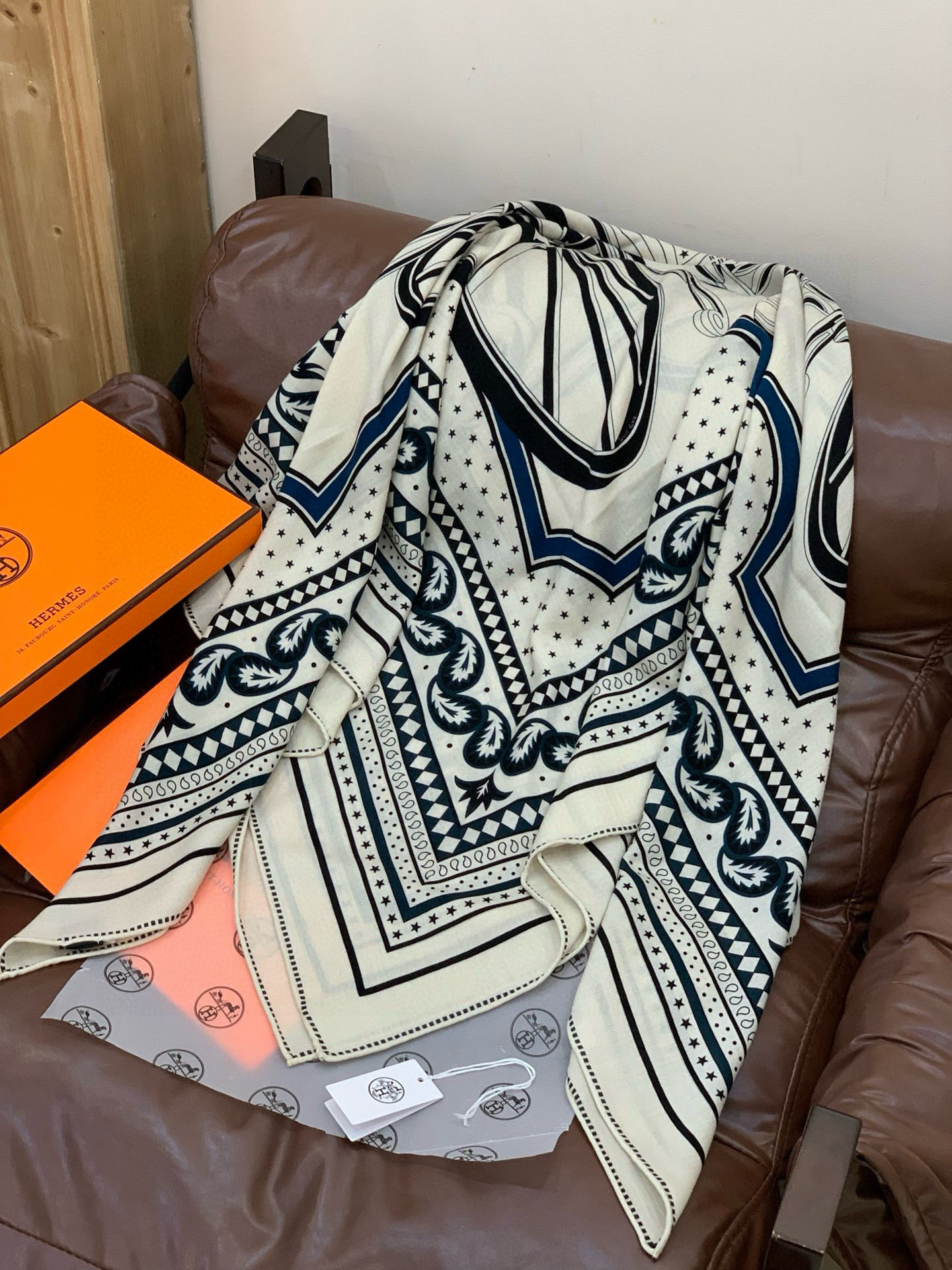 羊绒新款🆕👏👏买了都说好看‼️推荐💕爱马仕双面同色羊绒方巾【双面同色140】，顶级工艺超值‼️爱马仕专柜