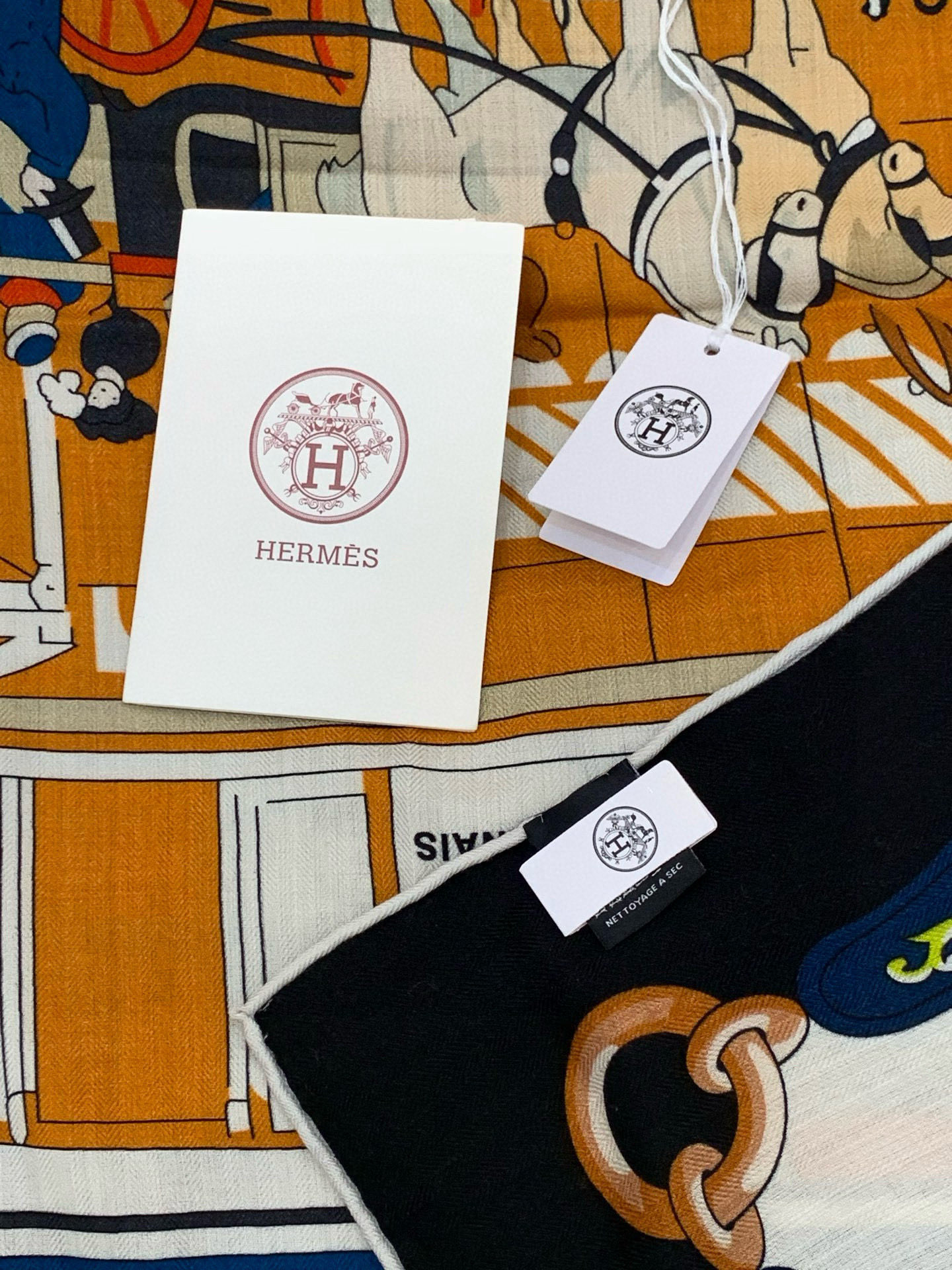 羊绒新款🆕👏👏买了都说好看‼️推荐💕爱马仕双面同色羊绒方巾【双面同色140】，顶级工艺超值‼️爱马仕专柜