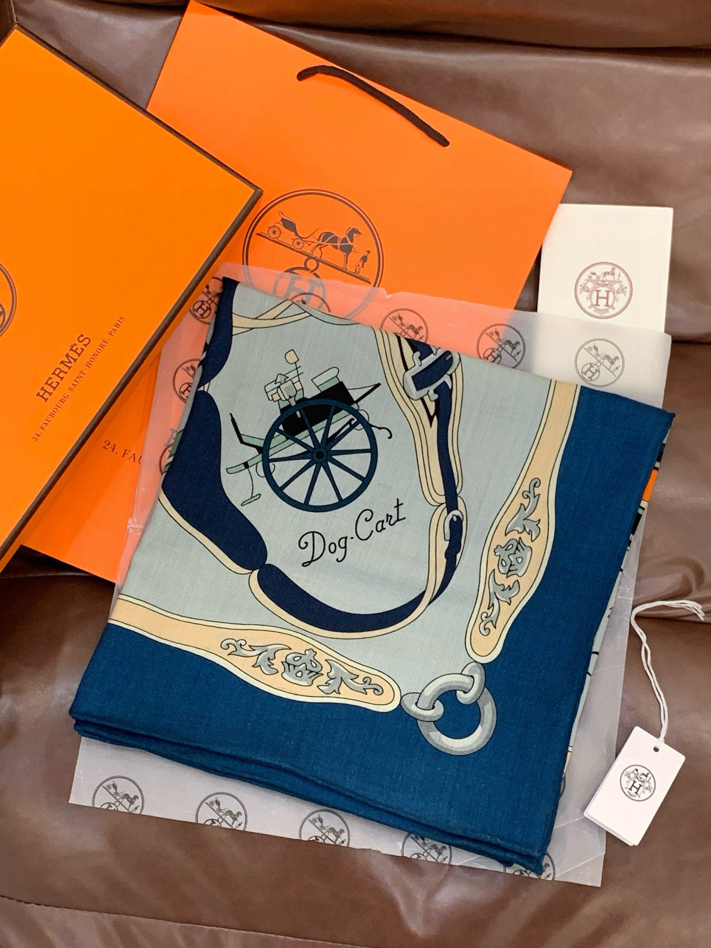 羊绒新款🆕👏👏买了都说好看‼️推荐💕爱马仕双面同色羊绒方巾【双面同色140】，顶级工艺超值‼️爱马仕专柜