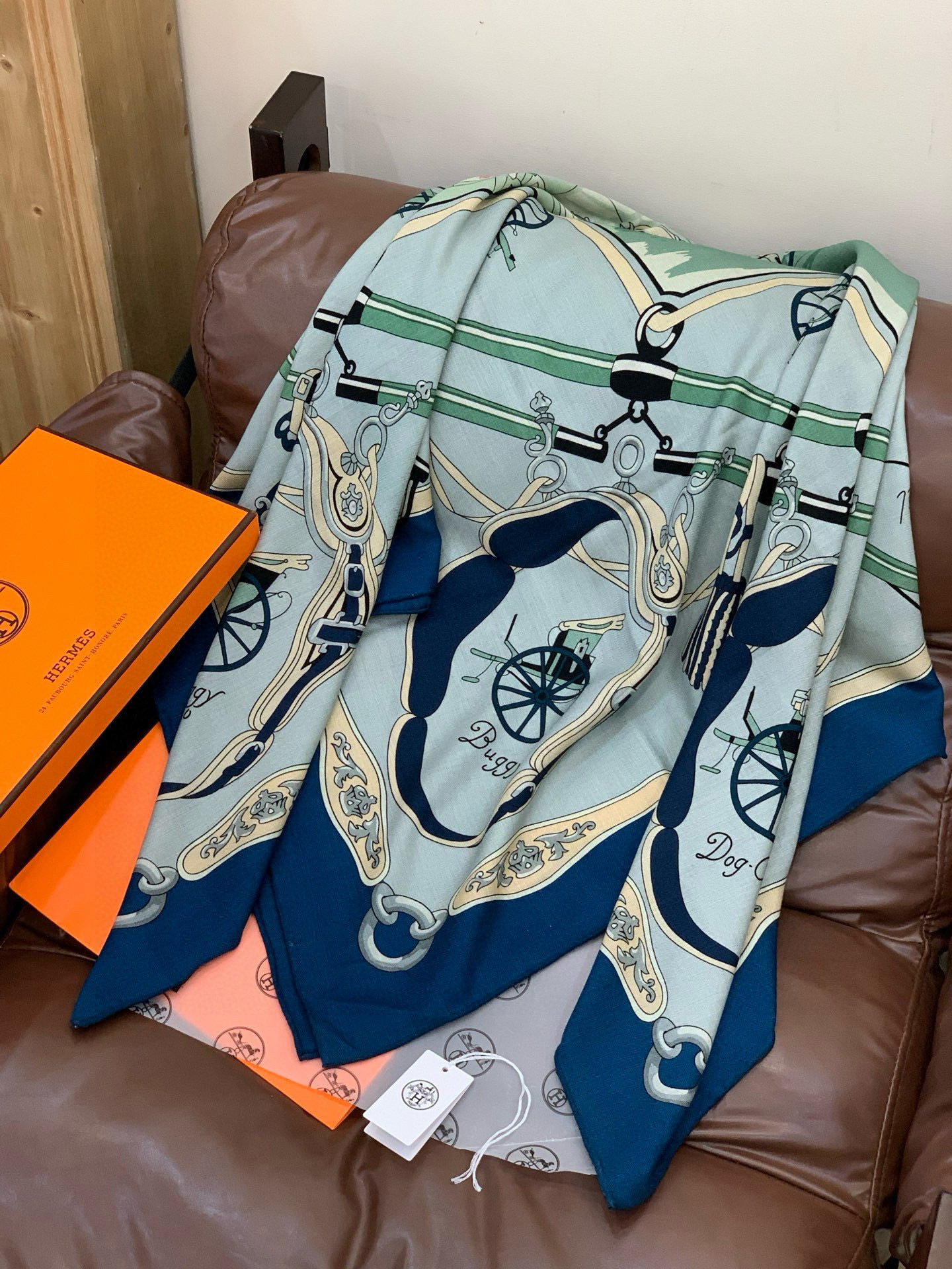 羊绒新款🆕👏👏买了都说好看‼️推荐💕爱马仕双面同色羊绒方巾【双面同色140】，顶级工艺超值‼️爱马仕专柜