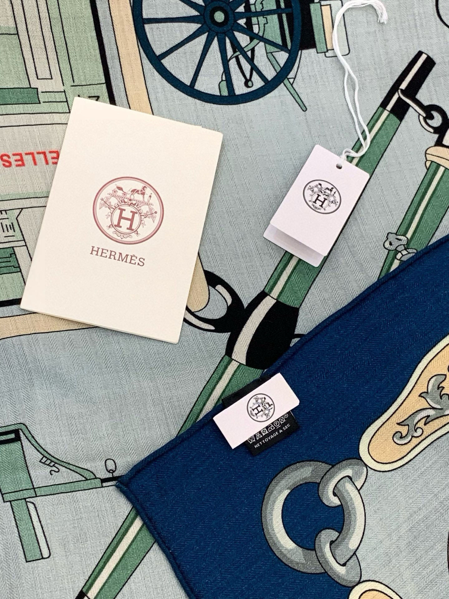 羊绒新款🆕👏👏买了都说好看‼️推荐💕爱马仕双面同色羊绒方巾【双面同色140】，顶级工艺超值‼️爱马仕专柜