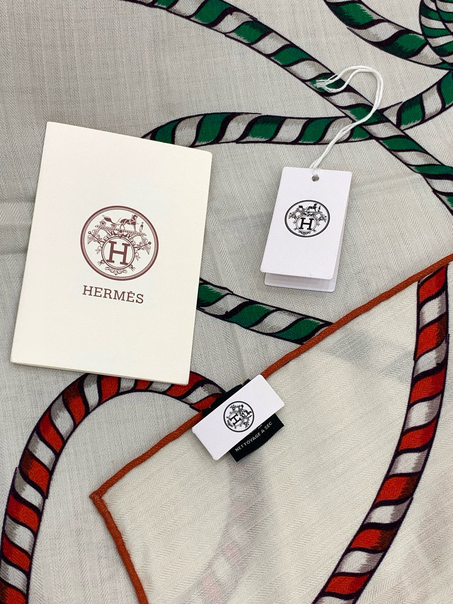 羊绒新款🆕👏👏买了都说好看‼️推荐💕爱马仕双面同色羊绒方巾【双面同色140】，顶级工艺超值‼️爱马仕专柜