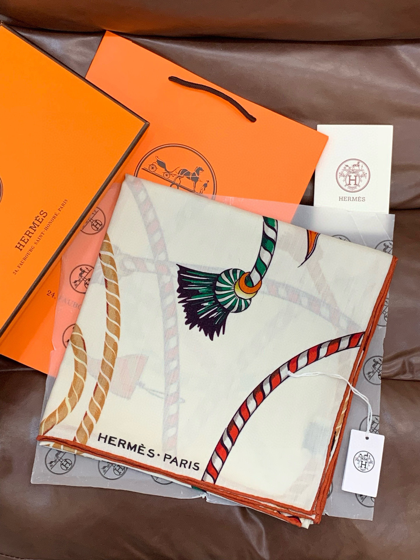 羊绒新款🆕👏👏买了都说好看‼️推荐💕爱马仕双面同色羊绒方巾【双面同色140】，顶级工艺超值‼️爱马仕专柜