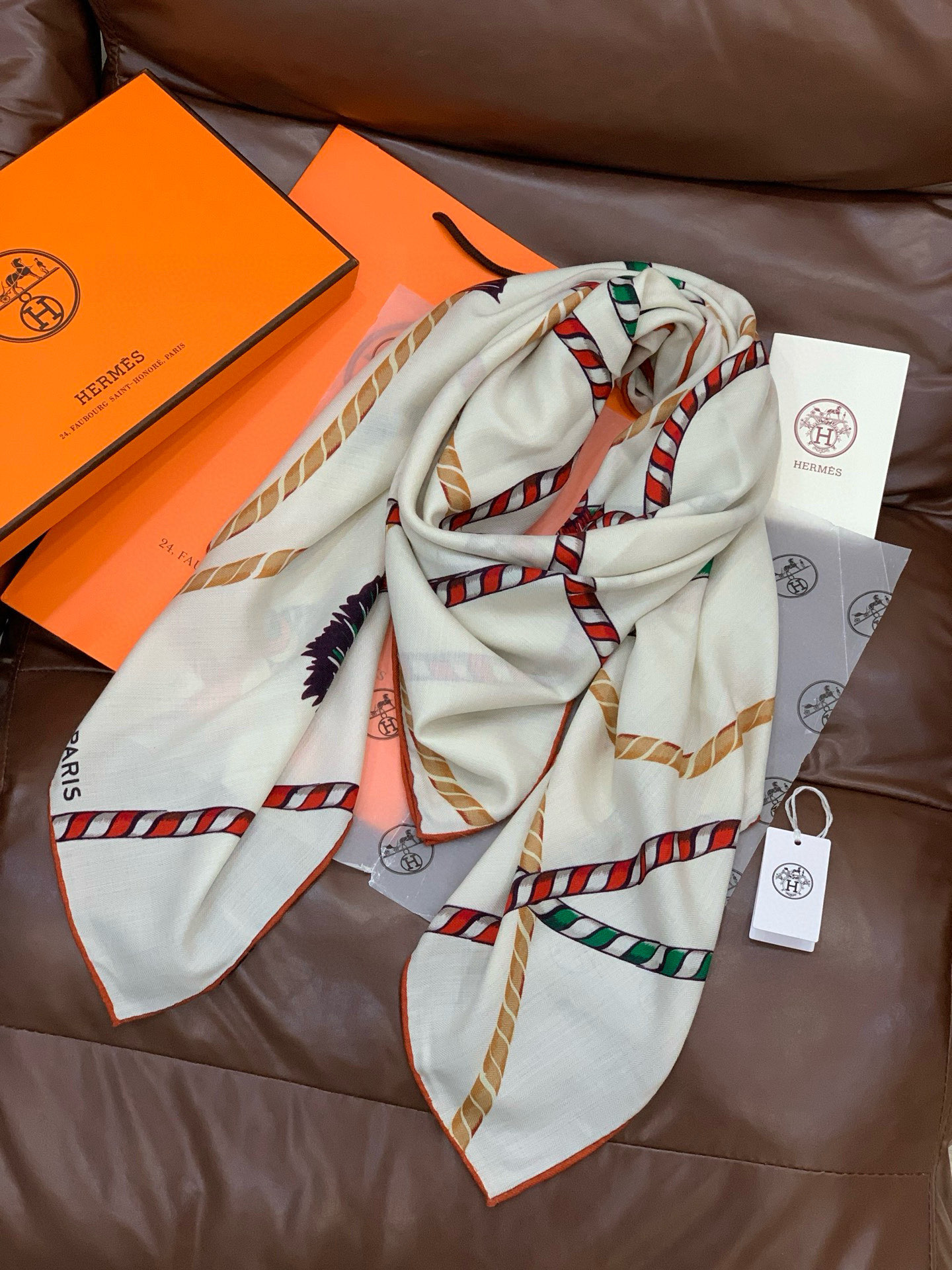 羊绒新款🆕👏👏买了都说好看‼️推荐💕爱马仕双面同色羊绒方巾【双面同色140】，顶级工艺超值‼️爱马仕专柜