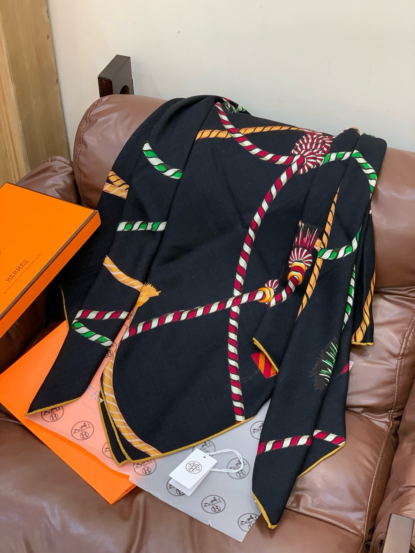 羊绒新款🆕👏👏买了都说好看‼️推荐💕爱马仕双面同色羊绒方巾【双面同色140】，顶级工艺超值‼️爱马仕专柜