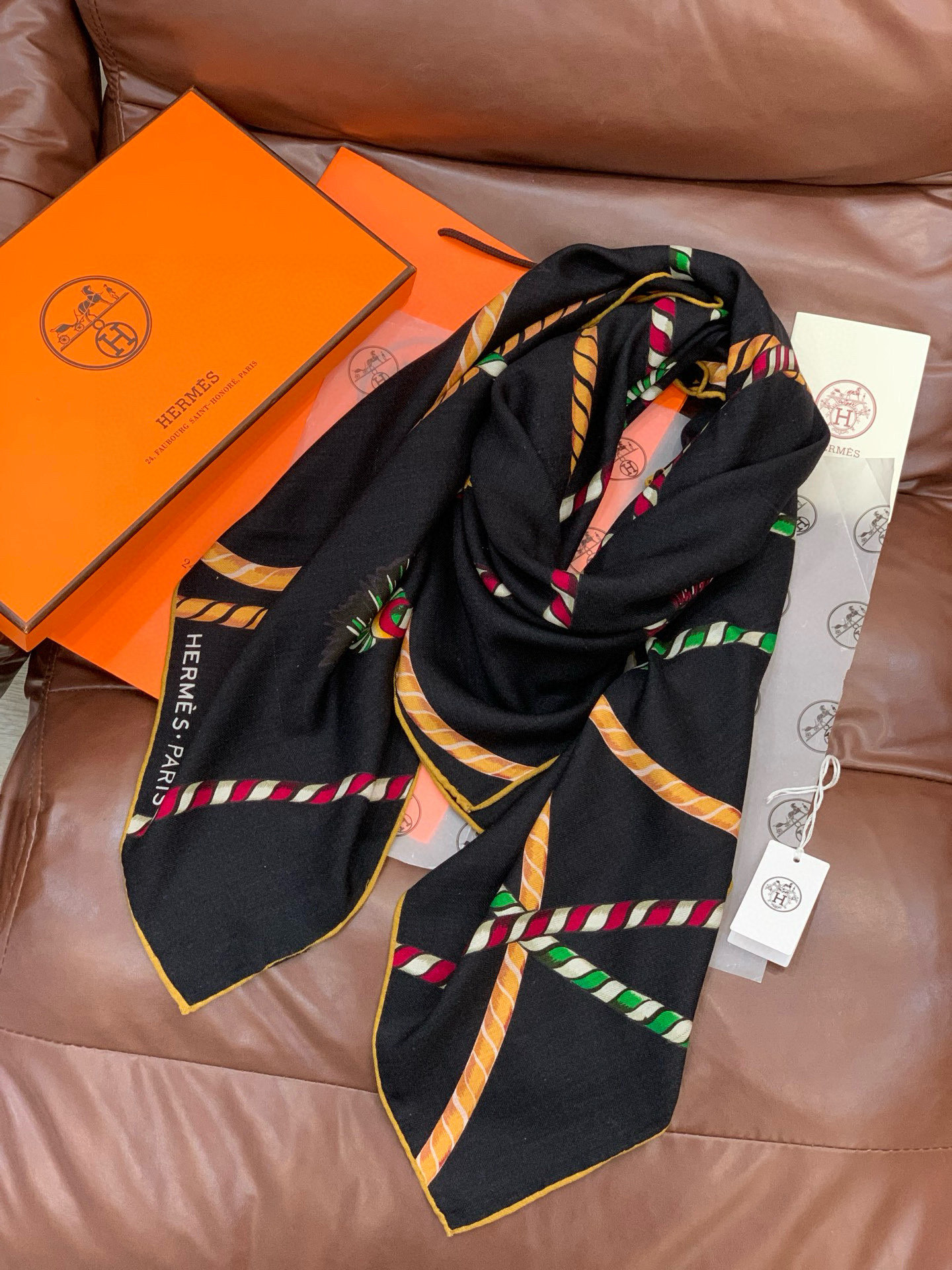 羊绒新款🆕👏👏买了都说好看‼️推荐💕爱马仕双面同色羊绒方巾【双面同色140】，顶级工艺超值‼️爱马仕专柜