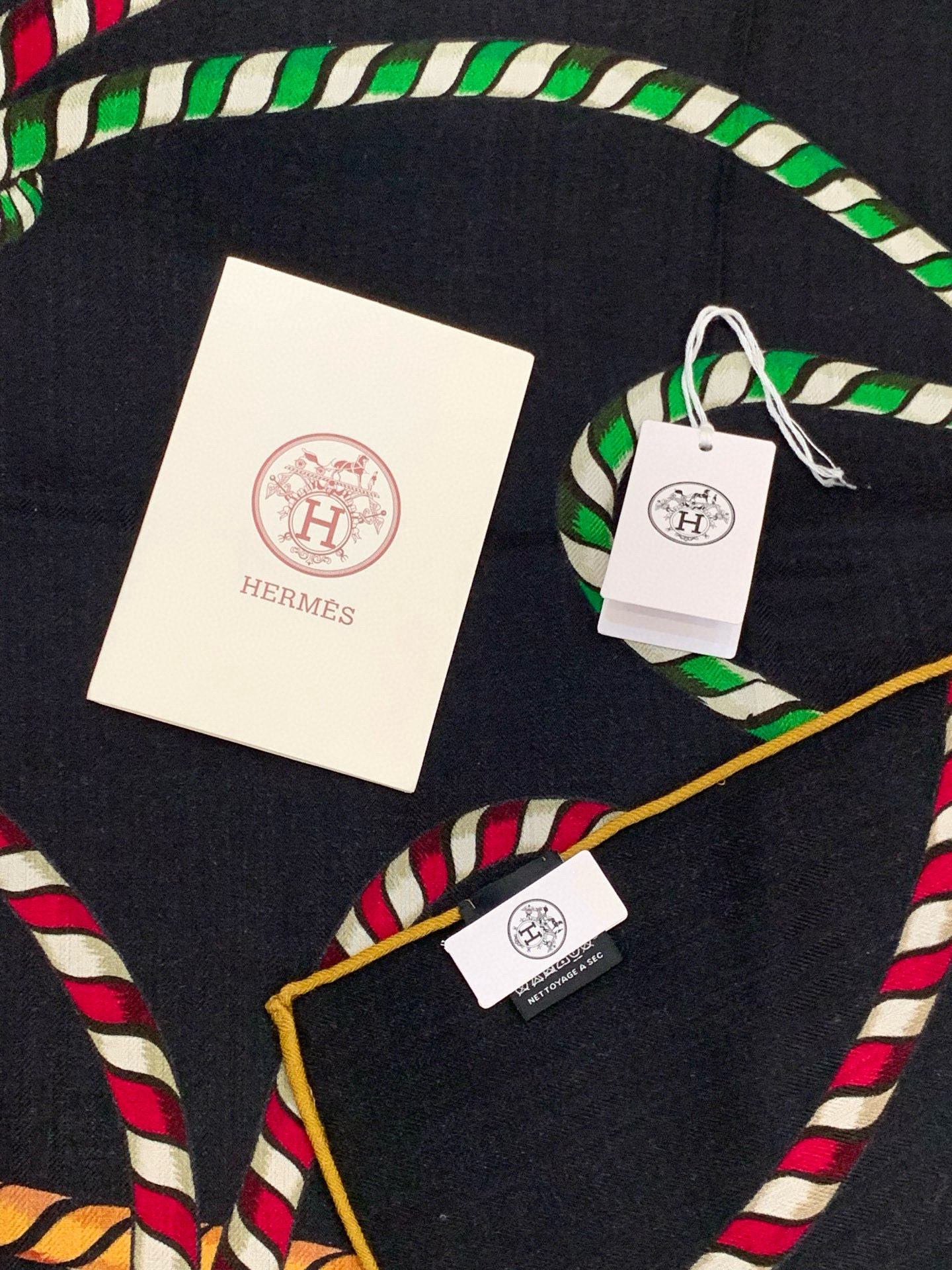 羊绒新款🆕👏👏买了都说好看‼️推荐💕爱马仕双面同色羊绒方巾【双面同色140】，顶级工艺超值‼️爱马仕专柜