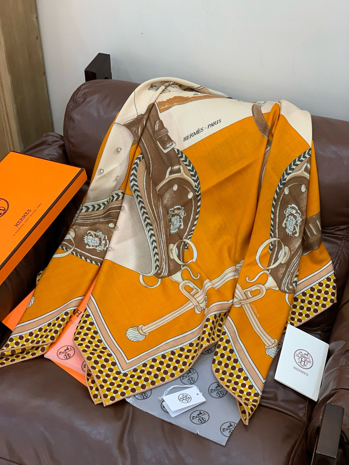 【140顶级丝羊绒双面同色披肩『骏马之城』！！超级气质！！】不仅美有其表，更有好品质与好细节的出彩内质！