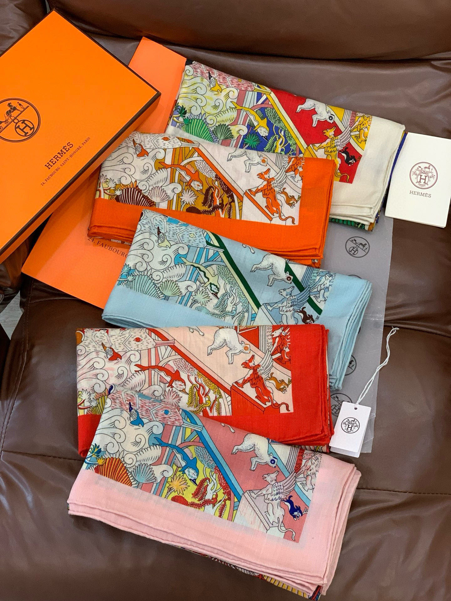 羊绒新款🆕👏👏买了都说好看‼️推荐💕爱马仕双面同色羊绒方巾【动物之城双面同色140】，顶级工艺超值‼️爱