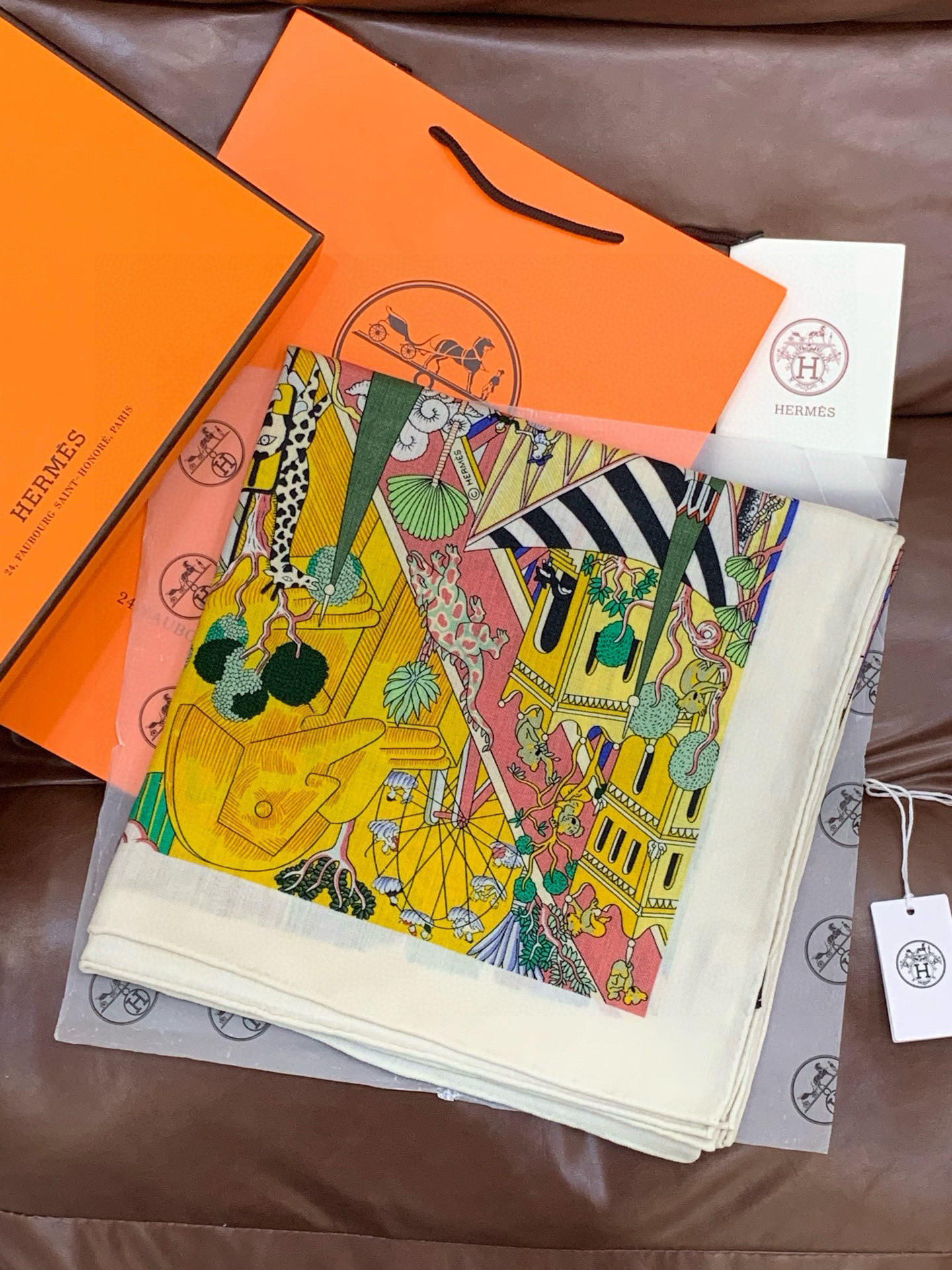 羊绒新款🆕👏👏买了都说好看‼️推荐💕爱马仕双面同色羊绒方巾【动物之城双面同色140】，顶级工艺超值‼️爱