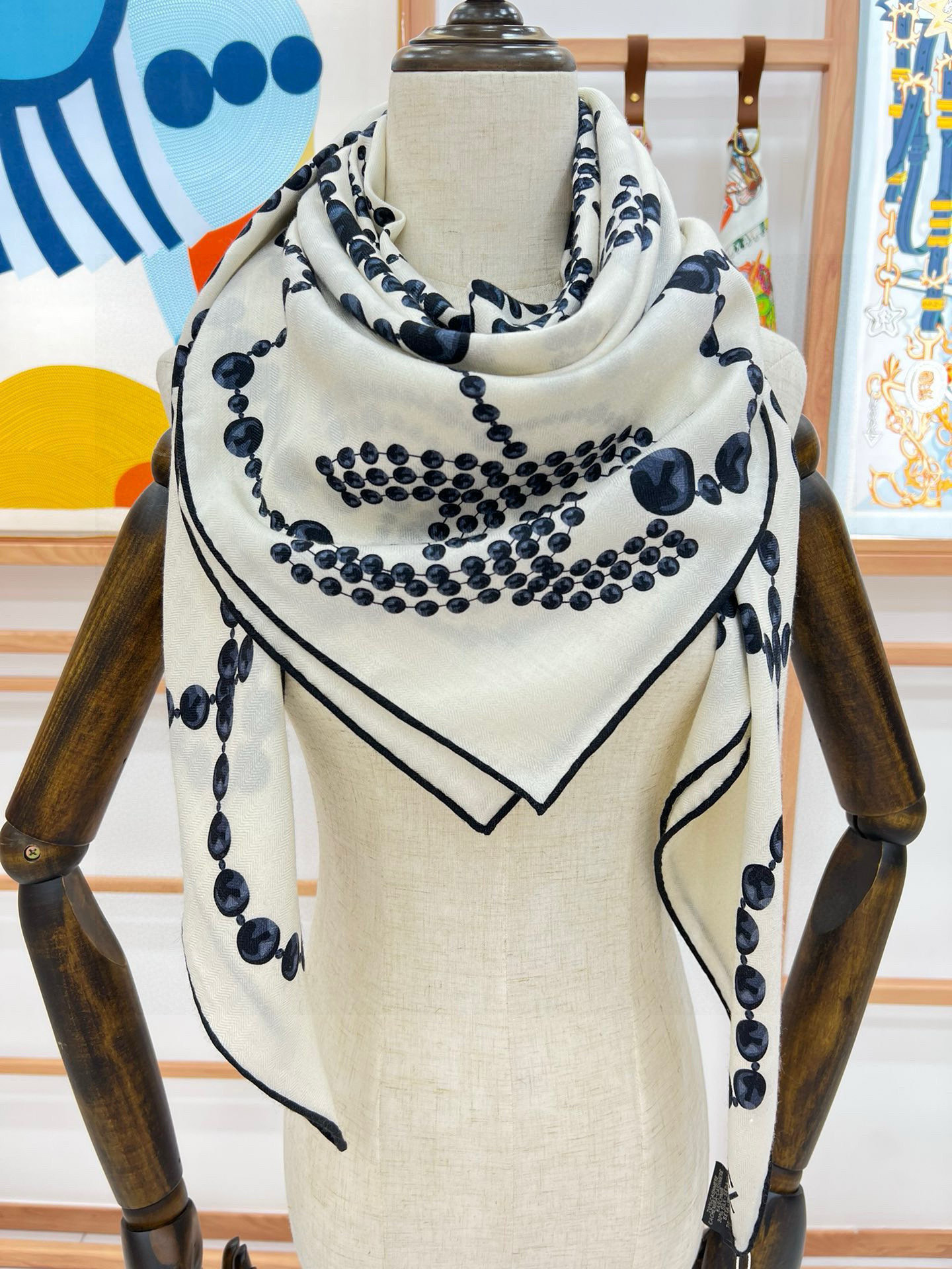 【▪️CHANEL新款 双面同色丝绒方巾】温柔而娴静，珍珠优雅气质！柔软顺滑的感觉真的舒服到心都化了！C