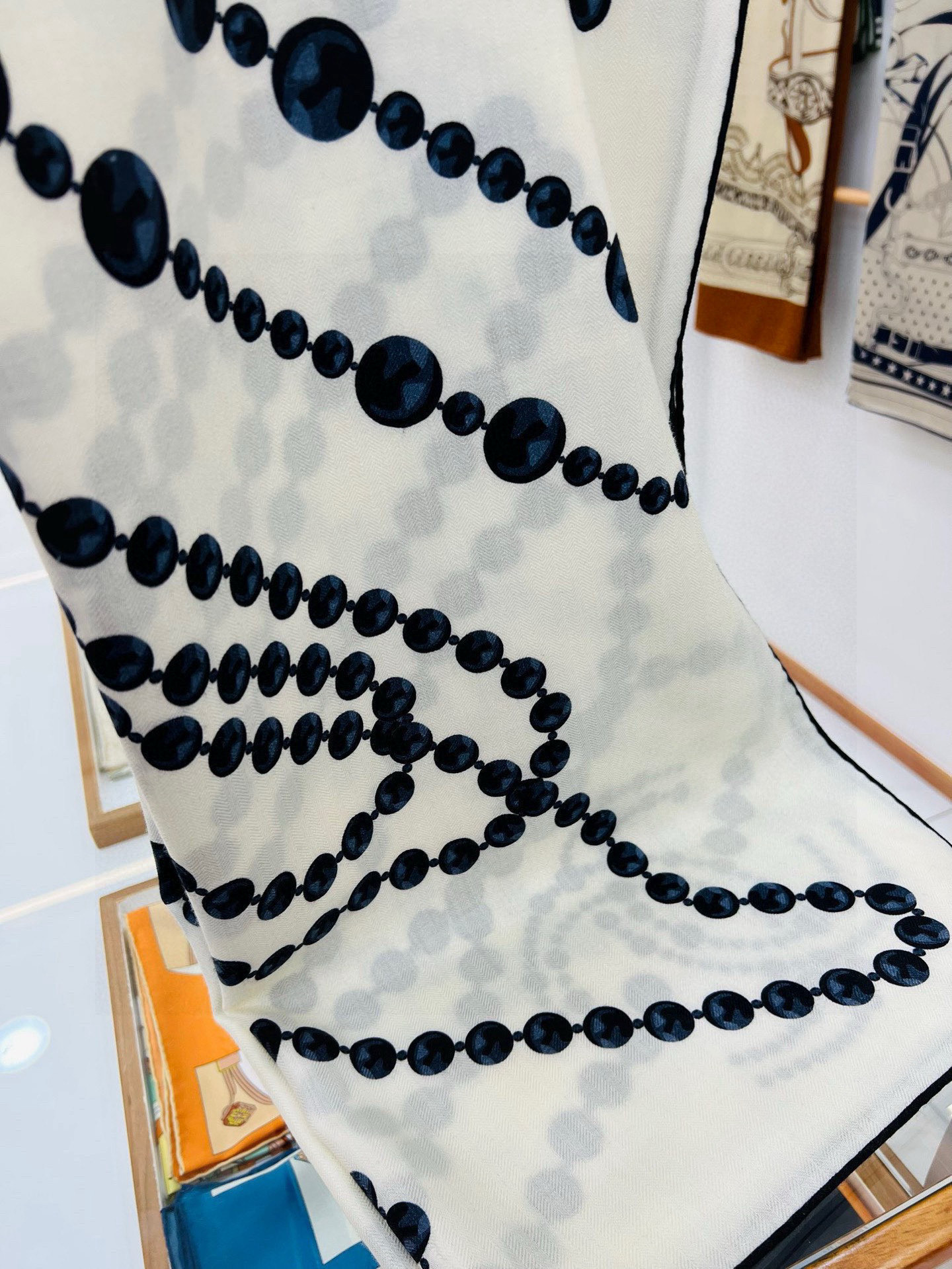 【▪️CHANEL新款 双面同色丝绒方巾】温柔而娴静，珍珠优雅气质！柔软顺滑的感觉真的舒服到心都化了！C