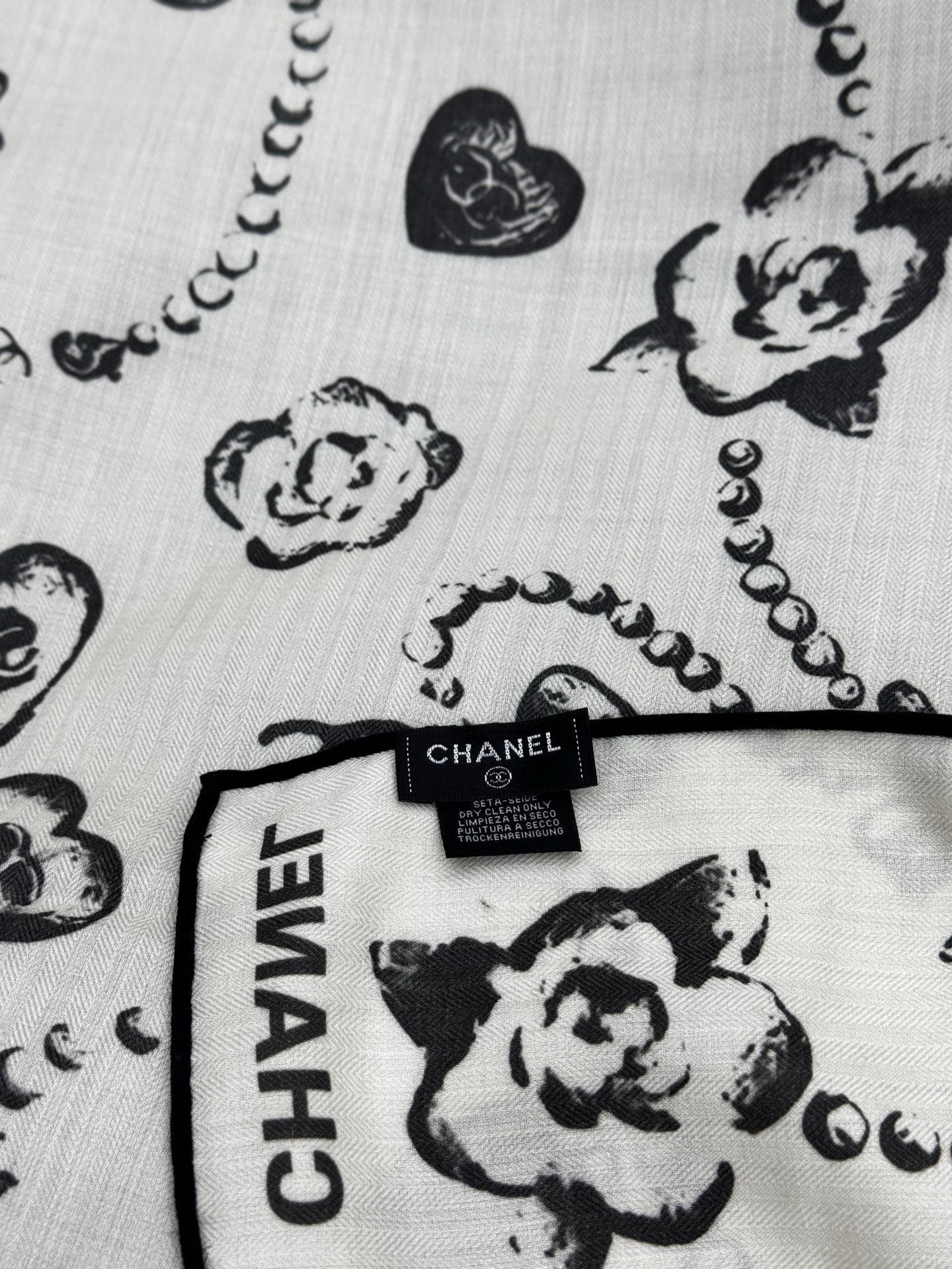 Chanel ~25秋冬新品～【爱心珍珠四叶草】【140双面丝绒披肩】手工卷边丝绒方巾（30%桑蚕丝70