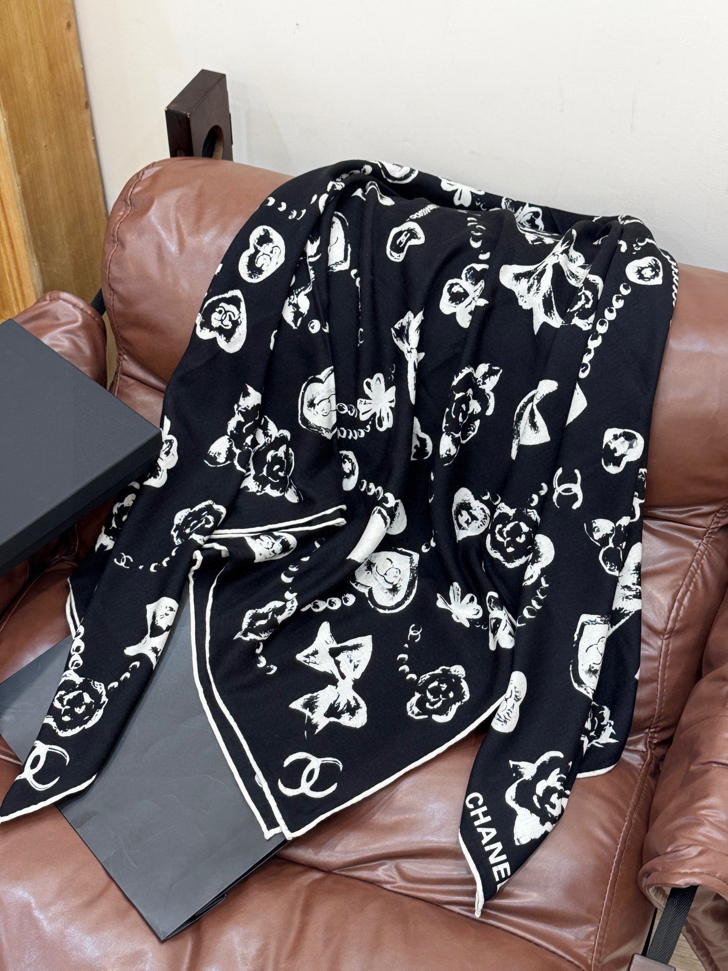 Chanel ~25秋冬新品～【爱心珍珠四叶草】【140双面丝绒披肩】手工卷边丝绒方巾（30%桑蚕丝70