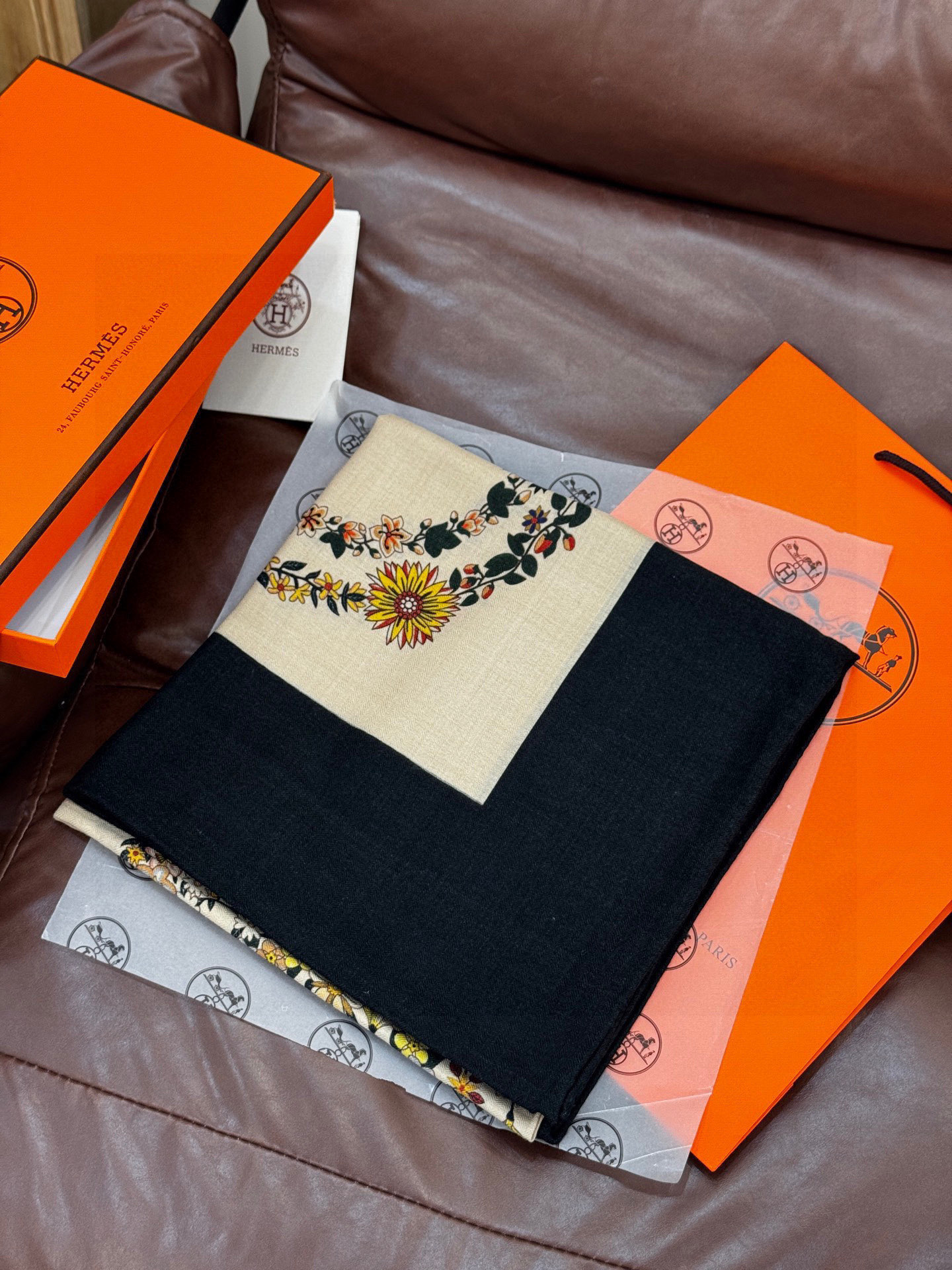 “华丽的缰辔花卉版”140丝绒方巾【140顶级丝绒双面同色披肩】手工卷边丝绒方巾（30%真丝70%羊绒）