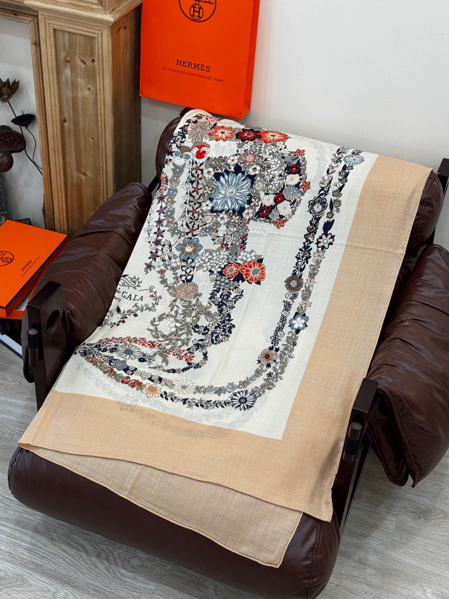 “华丽的缰辔花卉版”140丝绒方巾【140顶级丝绒双面同色披肩】手工卷边丝绒方巾（30%真丝70%羊绒）