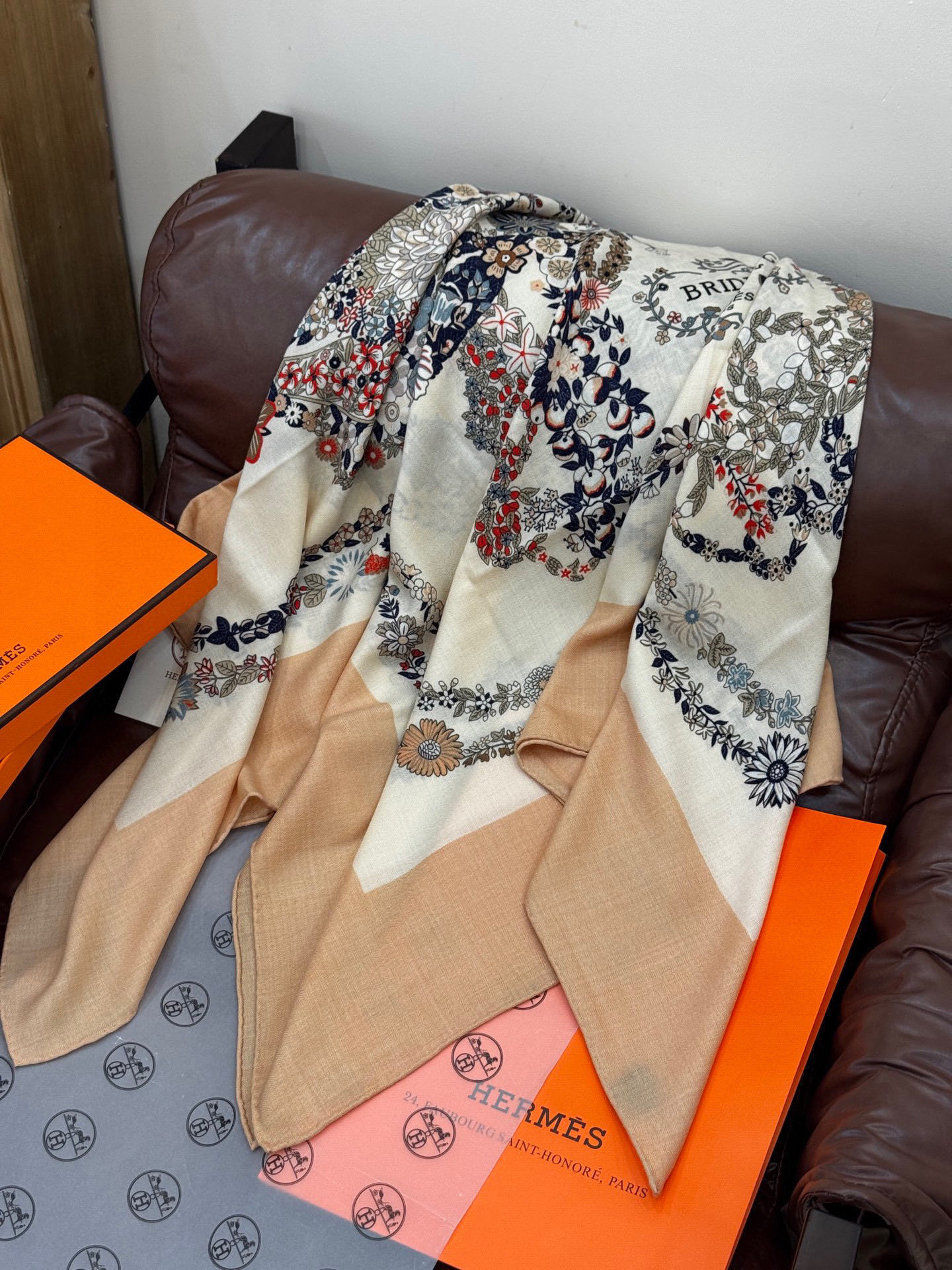 “华丽的缰辔花卉版”140丝绒方巾【140顶级丝绒双面同色披肩】手工卷边丝绒方巾（30%真丝70%羊绒）