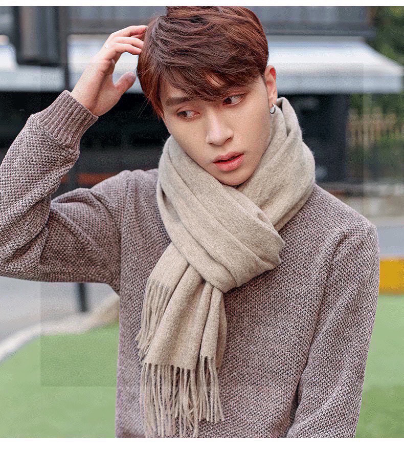 P125  普拉达（PRADA）最新情侣款围巾 大方 简约 是成功男士不二追求 经典图案搭配LOGO设计 时尚色调 充满了稳重的氛围 满足你对时尚跟品质的所有要求，尺寸180*30