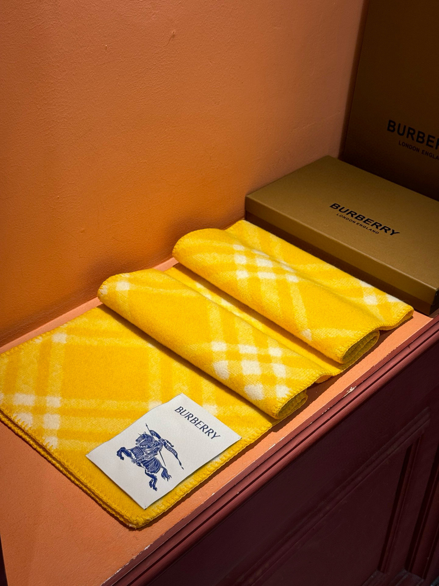 P125(全智贤同款,百分百对版)
Burberry可遇不可求的王炸级单品,绝对是独家级别,工艺与材料完全与正品无区别,粗犷耐用,厚实保暖 立体感十足,百分之百对版❤️冬季里绝对不能少的一件单品,但是你千万别拿市场上廉价的货色来磕碜自己❗️这款围巾可以承包一辈子的爱,明星达人一起追捧款。创造时尚不羁的造型,保暖系数无敌❗️不管你是大明星还是素人,围上都是一样的气场全开~男女适用,最佳情侣款‼️超值到哭😭 ❗️自留必须自留哈.182x30厘米 -100%精选羊毛,手工穿线包边❗️