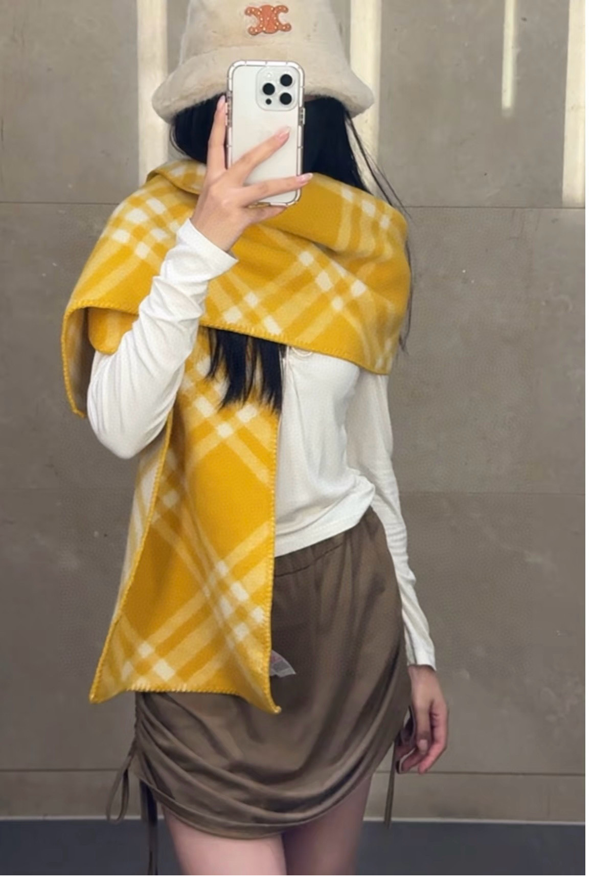 P125(全智贤同款,百分百对版)
Burberry可遇不可求的王炸级单品,绝对是独家级别,工艺与材料完全与正品无区别,粗犷耐用,厚实保暖 立体感十足,百分之百对版❤️冬季里绝对不能少的一件单品,但是你千万别拿市场上廉价的货色来磕碜自己❗️这款围巾可以承包一辈子的爱,明星达人一起追捧款。创造时尚不羁的造型,保暖系数无敌❗️不管你是大明星还是素人,围上都是一样的气场全开~男女适用,最佳情侣款‼️超值到哭😭 ❗️自留必须自留哈.182x30厘米 -100%精选羊毛,手工穿线包边❗️