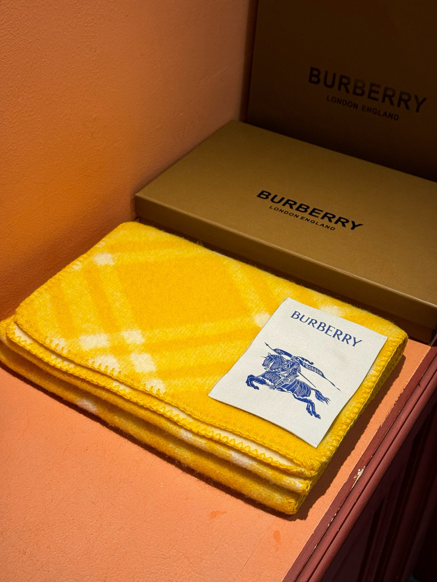 P125(全智贤同款,百分百对版)
Burberry可遇不可求的王炸级单品,绝对是独家级别,工艺与材料完全与正品无区别,粗犷耐用,厚实保暖 立体感十足,百分之百对版❤️冬季里绝对不能少的一件单品,但是你千万别拿市场上廉价的货色来磕碜自己❗️这款围巾可以承包一辈子的爱,明星达人一起追捧款。创造时尚不羁的造型,保暖系数无敌❗️不管你是大明星还是素人,围上都是一样的气场全开~男女适用,最佳情侣款‼️超值到哭😭 ❗️自留必须自留哈.182x30厘米 -100%精选羊毛,手工穿线包边❗️