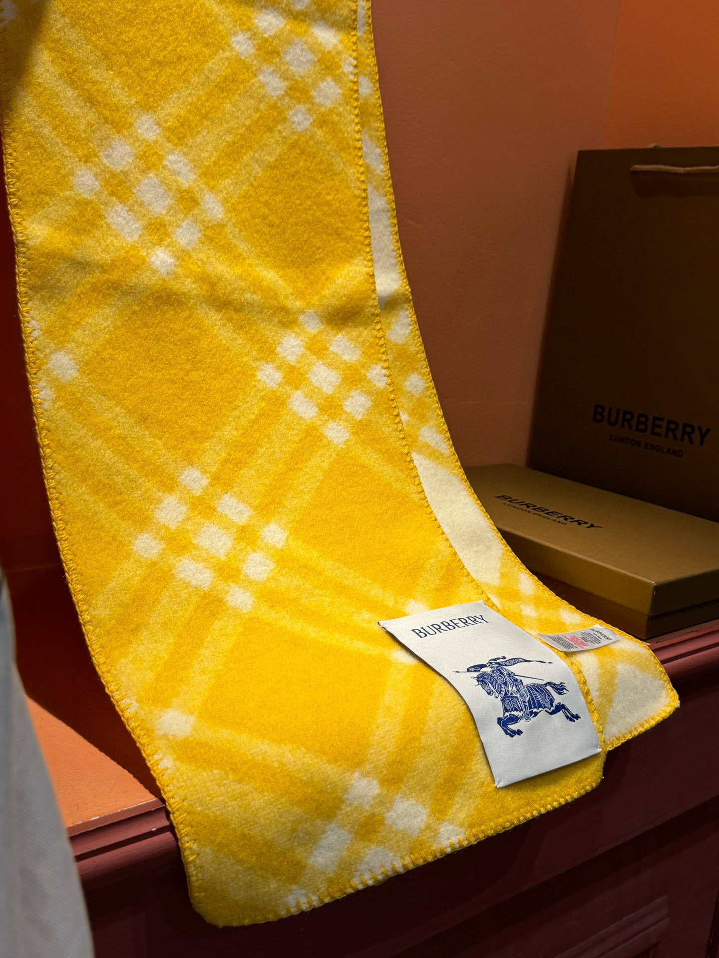 P125(全智贤同款,百分百对版)
Burberry可遇不可求的王炸级单品,绝对是独家级别,工艺与材料完全与正品无区别,粗犷耐用,厚实保暖 立体感十足,百分之百对版❤️冬季里绝对不能少的一件单品,但是你千万别拿市场上廉价的货色来磕碜自己❗️这款围巾可以承包一辈子的爱,明星达人一起追捧款。创造时尚不羁的造型,保暖系数无敌❗️不管你是大明星还是素人,围上都是一样的气场全开~男女适用,最佳情侣款‼️超值到哭😭 ❗️自留必须自留哈.182x30厘米 -100%精选羊毛,手工穿线包边❗️