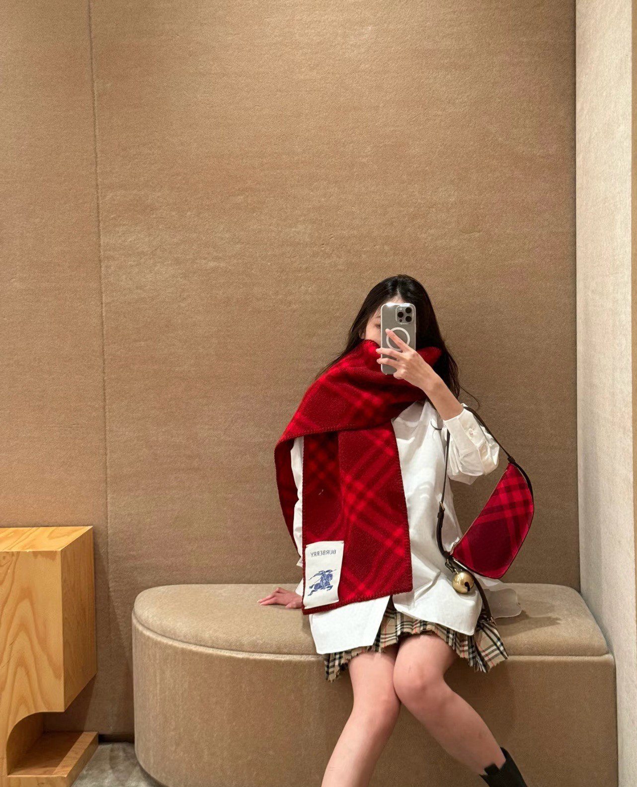 P125(全智贤同款,百分百对版)
Burberry可遇不可求的王炸级单品,绝对是独家级别,工艺与材料完全与正品无区别,粗犷耐用,厚实保暖 立体感十足,百分之百对版❤️冬季里绝对不能少的一件单品,但是你千万别拿市场上廉价的货色来磕碜自己❗️这款围巾可以承包一辈子的爱,明星达人一起追捧款。创造时尚不羁的造型,保暖系数无敌❗️不管你是大明星还是素人,围上都是一样的气场全开~男女适用,最佳情侣款‼️超值到哭😭 ❗️自留必须自留哈.182x30厘米 -100%精选羊毛,手工穿线包边❗️