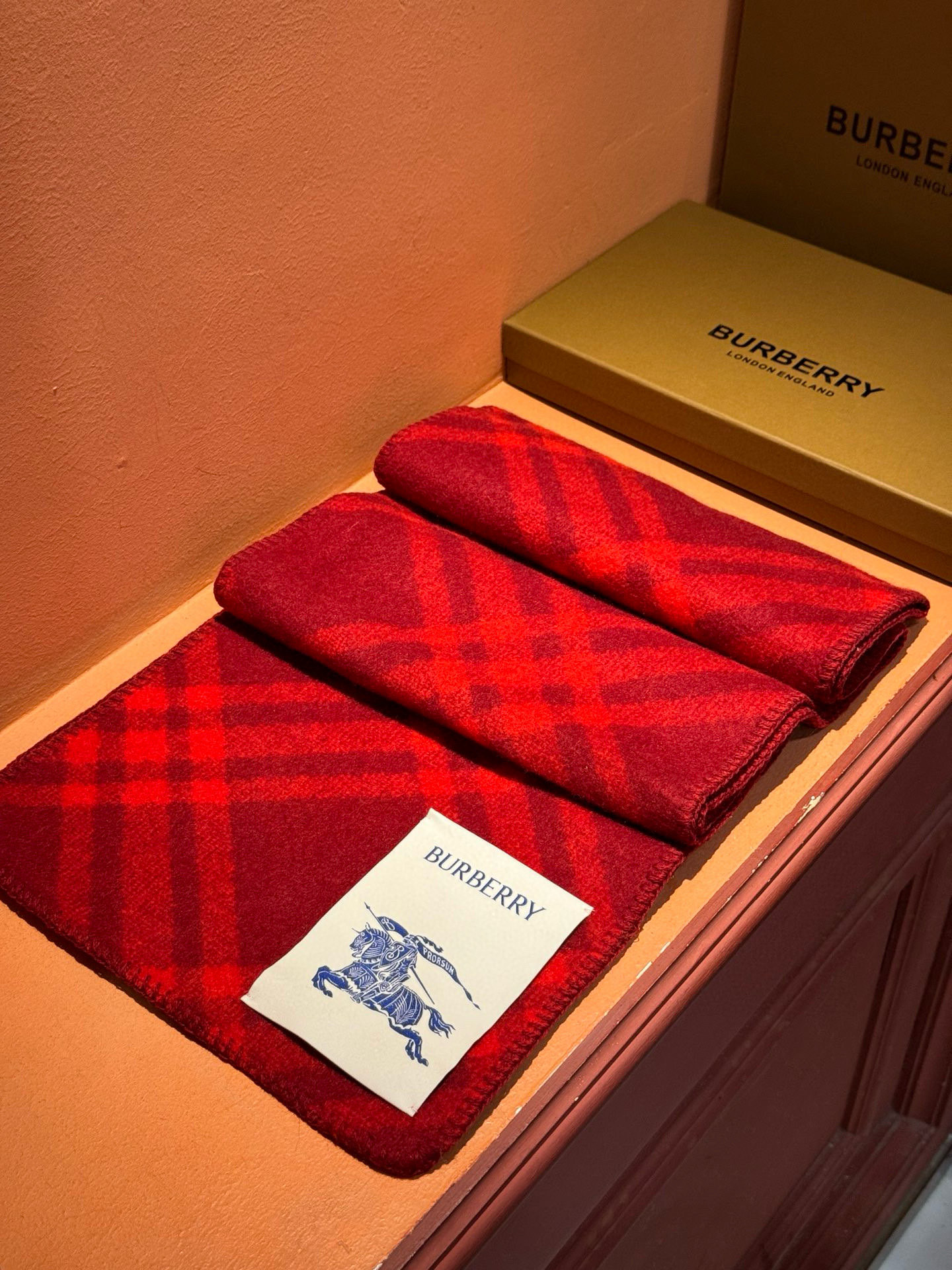 P125(全智贤同款,百分百对版)
Burberry可遇不可求的王炸级单品,绝对是独家级别,工艺与材料完全与正品无区别,粗犷耐用,厚实保暖 立体感十足,百分之百对版❤️冬季里绝对不能少的一件单品,但是你千万别拿市场上廉价的货色来磕碜自己❗️这款围巾可以承包一辈子的爱,明星达人一起追捧款。创造时尚不羁的造型,保暖系数无敌❗️不管你是大明星还是素人,围上都是一样的气场全开~男女适用,最佳情侣款‼️超值到哭😭 ❗️自留必须自留哈.182x30厘米 -100%精选羊毛,手工穿线包边❗️