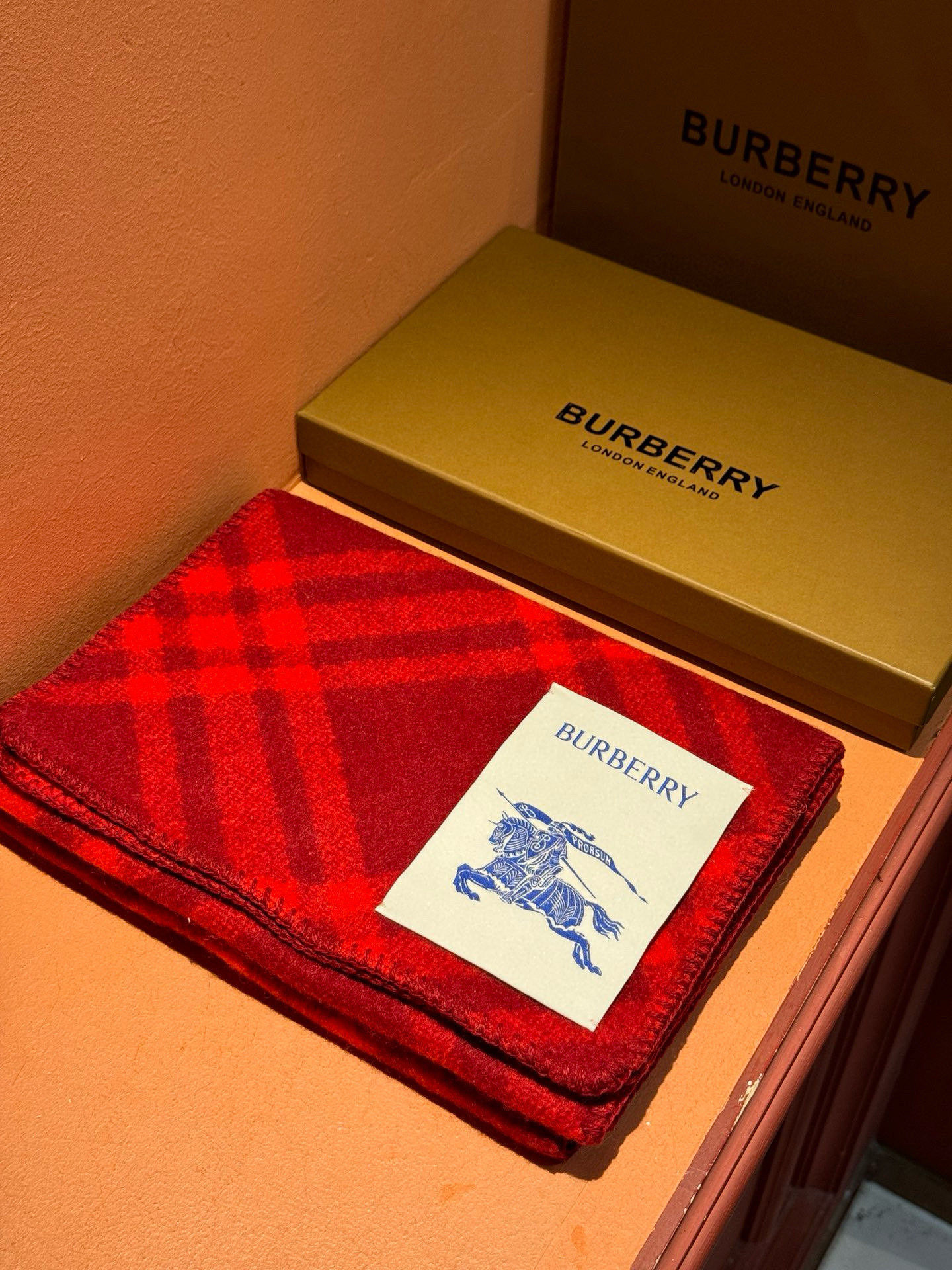 P125(全智贤同款,百分百对版)
Burberry可遇不可求的王炸级单品,绝对是独家级别,工艺与材料完全与正品无区别,粗犷耐用,厚实保暖 立体感十足,百分之百对版❤️冬季里绝对不能少的一件单品,但是你千万别拿市场上廉价的货色来磕碜自己❗️这款围巾可以承包一辈子的爱,明星达人一起追捧款。创造时尚不羁的造型,保暖系数无敌❗️不管你是大明星还是素人,围上都是一样的气场全开~男女适用,最佳情侣款‼️超值到哭😭 ❗️自留必须自留哈.182x30厘米 -100%精选羊毛,手工穿线包边❗️