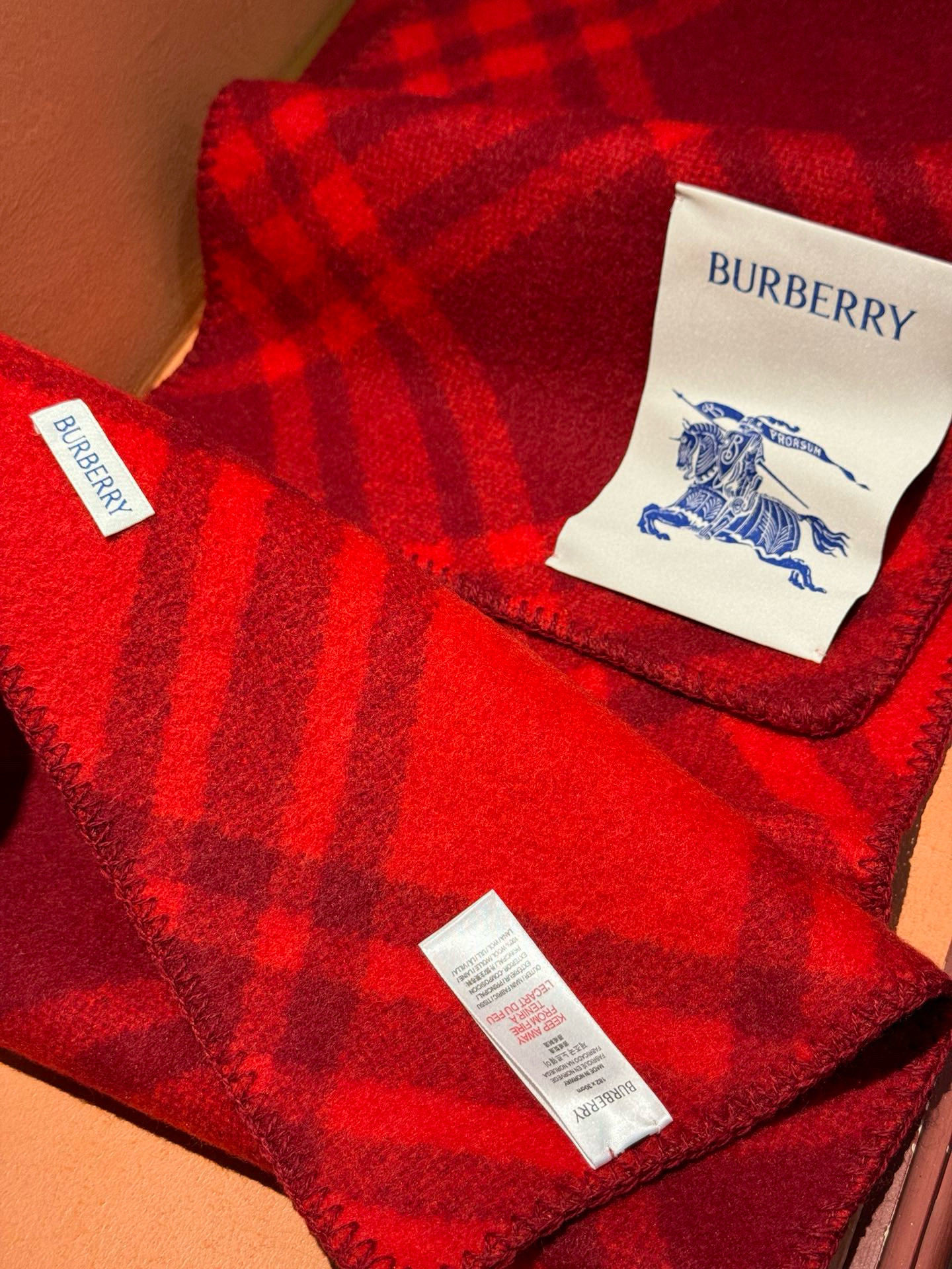 P125(全智贤同款,百分百对版)
Burberry可遇不可求的王炸级单品,绝对是独家级别,工艺与材料完全与正品无区别,粗犷耐用,厚实保暖 立体感十足,百分之百对版❤️冬季里绝对不能少的一件单品,但是你千万别拿市场上廉价的货色来磕碜自己❗️这款围巾可以承包一辈子的爱,明星达人一起追捧款。创造时尚不羁的造型,保暖系数无敌❗️不管你是大明星还是素人,围上都是一样的气场全开~男女适用,最佳情侣款‼️超值到哭😭 ❗️自留必须自留哈.182x30厘米 -100%精选羊毛,手工穿线包边❗️