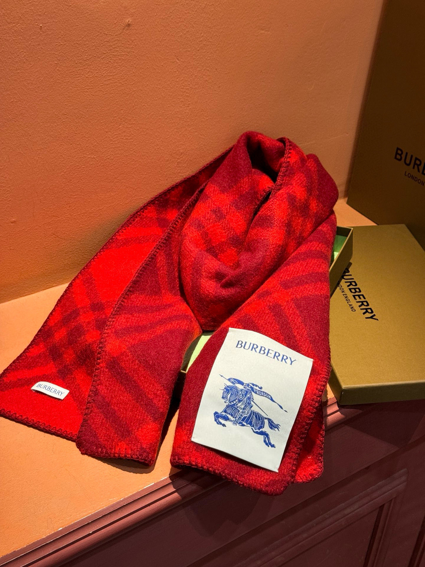 P125(全智贤同款,百分百对版)
Burberry可遇不可求的王炸级单品,绝对是独家级别,工艺与材料完全与正品无区别,粗犷耐用,厚实保暖 立体感十足,百分之百对版❤️冬季里绝对不能少的一件单品,但是你千万别拿市场上廉价的货色来磕碜自己❗️这款围巾可以承包一辈子的爱,明星达人一起追捧款。创造时尚不羁的造型,保暖系数无敌❗️不管你是大明星还是素人,围上都是一样的气场全开~男女适用,最佳情侣款‼️超值到哭😭 ❗️自留必须自留哈.182x30厘米 -100%精选羊毛,手工穿线包边❗️