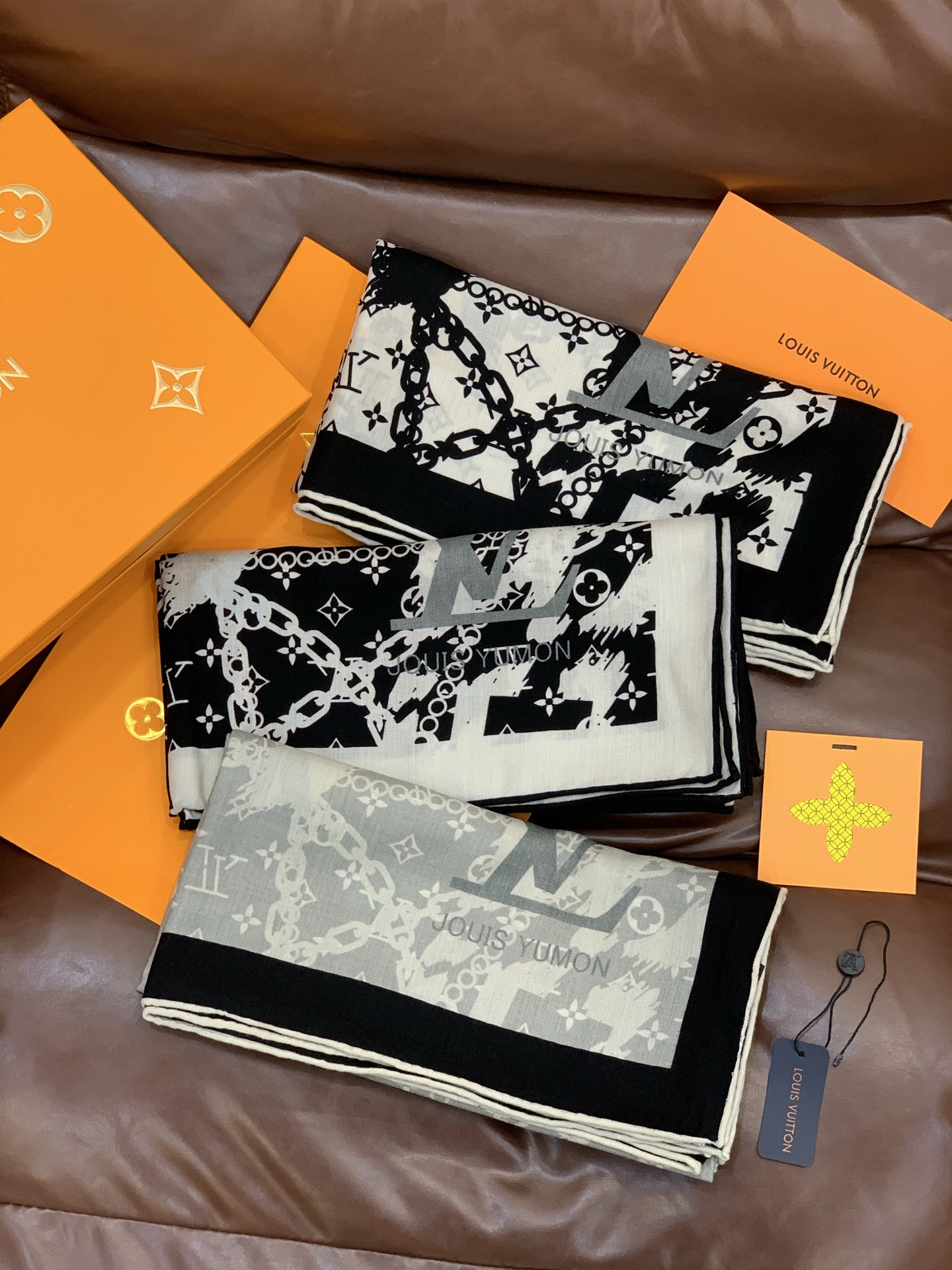 LV x TM 140披肩【140顶级丝绒双面同色披肩】本款LVxTMMonogram Multicol