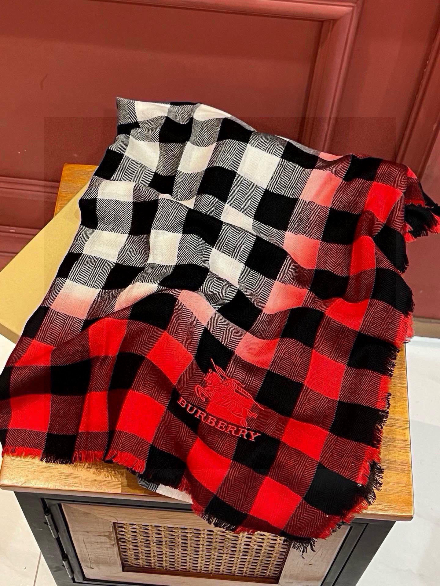 P135 巴宝莉 四季款轻盈格纹羊绒围巾 新款采用澳洲纤维细度最好的白山羊绒为原料 含量高达100%山羊绒;流苏格纹羊绒围巾 火爆N年的流苏风b家今年订单难度增加,已改往年的光边风格,今年改为四面流苏风格!看似简单。简单介绍下工艺难度和特点!1⃣️:织造的经纱纬纱原料极为挑剔选用阿尔巴斯山羊绒中原料纤维细度最好的是13um-15.5um.2⃣️:工艺师的设计密度可以说是独一无二的、普通市场货的密度也就几十,但我们代工的这款经纬密集度高达231、两侧、上下都是b家独有的加密工艺(经纬密度大,就是围巾耐用性强、不是一碰就坏的那种)3⃣️:修补后处理也是不可缺少的一关、围巾织造下来这个环节最重要啦,两侧流苏这样的残次品是普通围巾的三倍!两侧的毛须错位就pass掉。这样的款顶级工艺浪漫散须边大气又时尚 拿到手绝对会爱不释手 非常柔软亲肤很好搭配衣服 Size:200*80cm