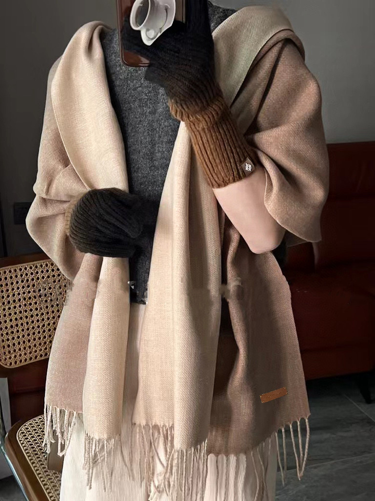 P140  【LV】官网新款 情侣款 巴黎时装展双面羊绒围巾！采用蒙古高原细羊绒！手感满满地都是细腻的绒毛！这个价格绝对百分之百的实惠！精湛绝伦的绣字工艺！送礼自留都不错！绝对好货！每条都经过多次检查出货！无一次品！不满意手感包退换！这样的好东西错过实在可惜 尺寸：180*35