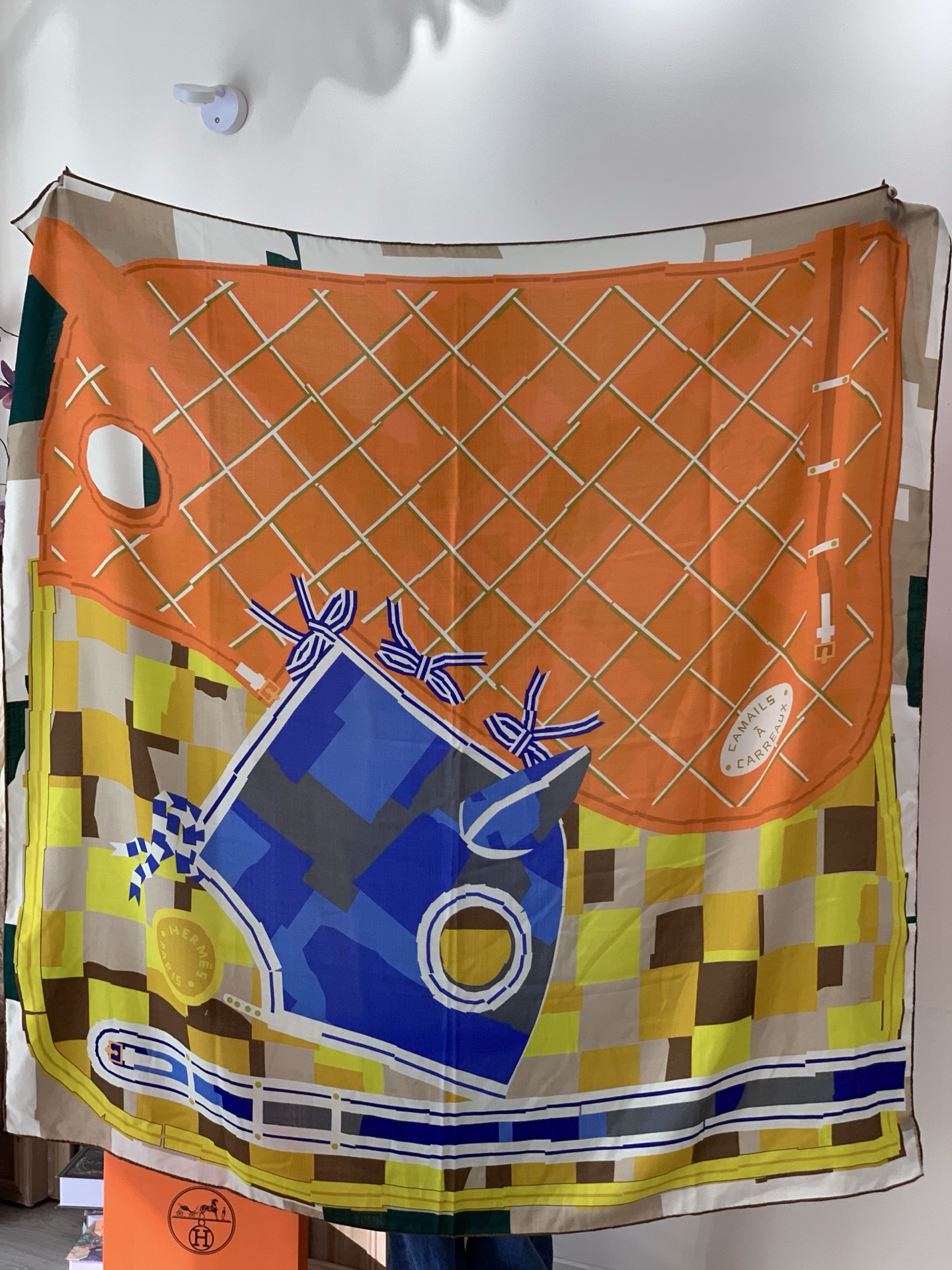 爱马仕“格纹马面罩” 140丝绒双面同色披肩手工卷边丝绒方巾（30%桑蚕丝70%羊绒）这款经典单品展现强