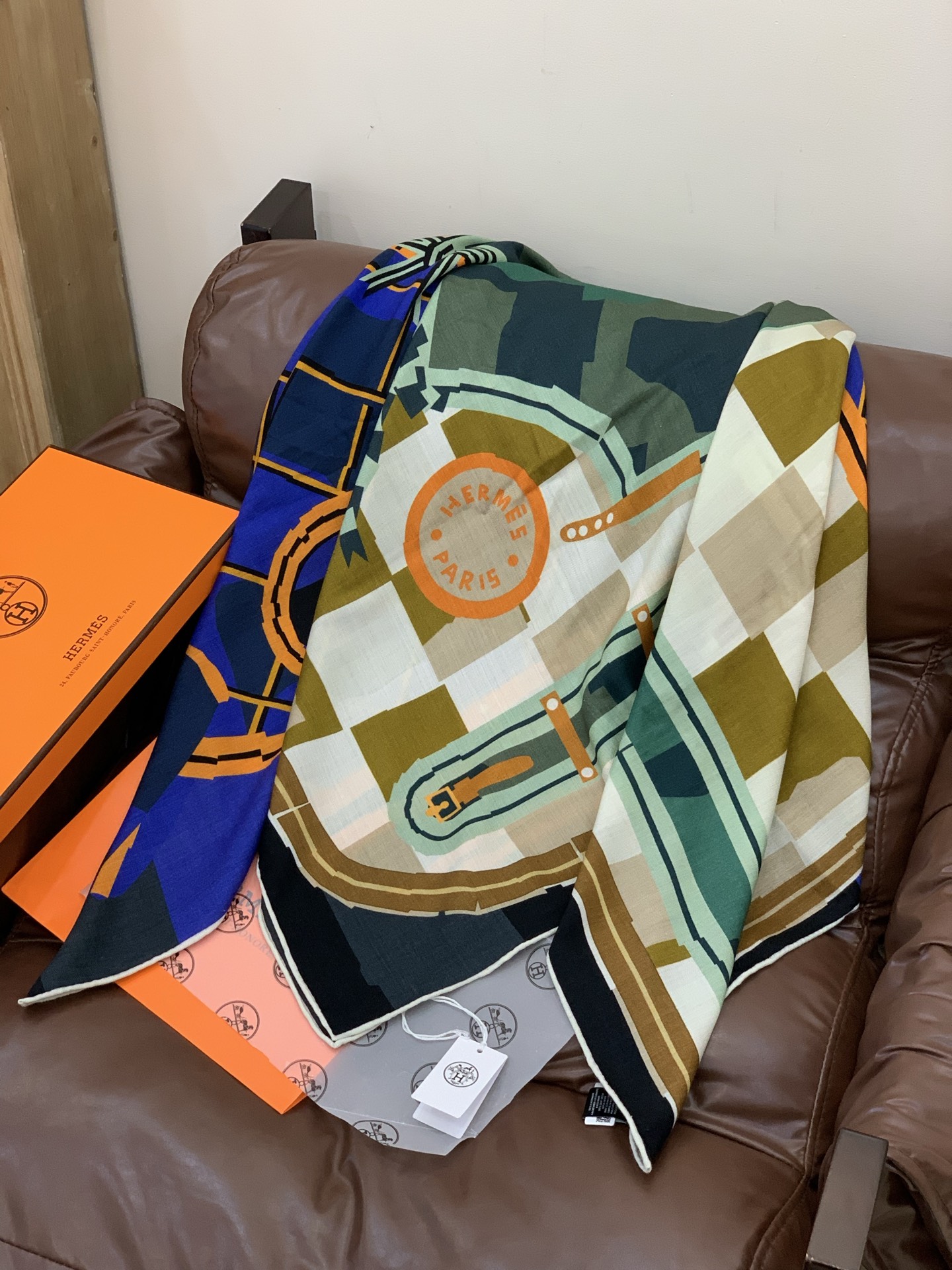 爱马仕“格纹马面罩” 140丝绒双面同色披肩手工卷边丝绒方巾（30%桑蚕丝70%羊绒）这款经典单品展现强