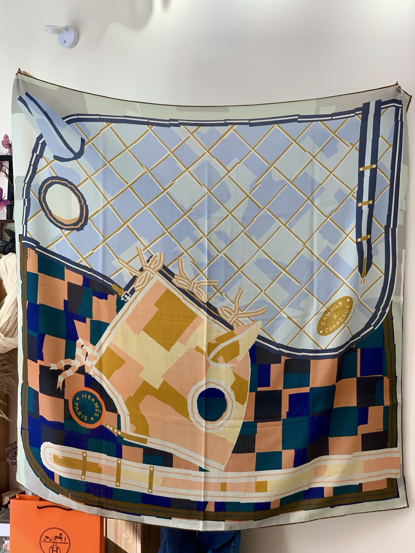 爱马仕“格纹马面罩” 140丝绒双面同色披肩手工卷边丝绒方巾（30%桑蚕丝70%羊绒）这款经典单品展现强