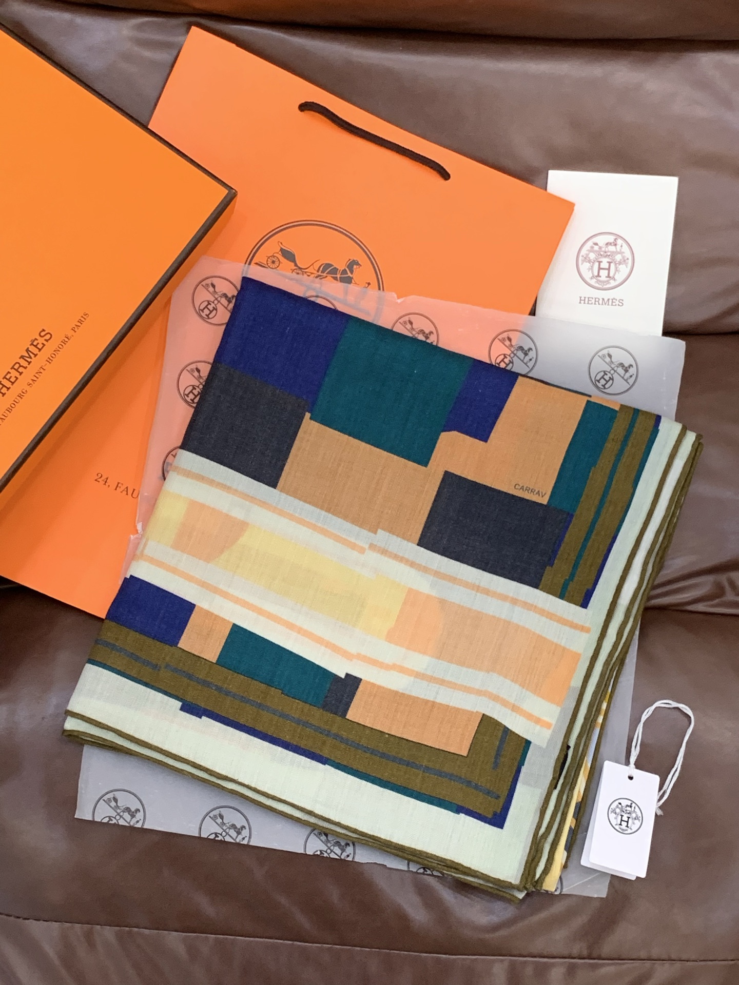 爱马仕“格纹马面罩” 140丝绒双面同色披肩手工卷边丝绒方巾（30%桑蚕丝70%羊绒）这款经典单品展现强