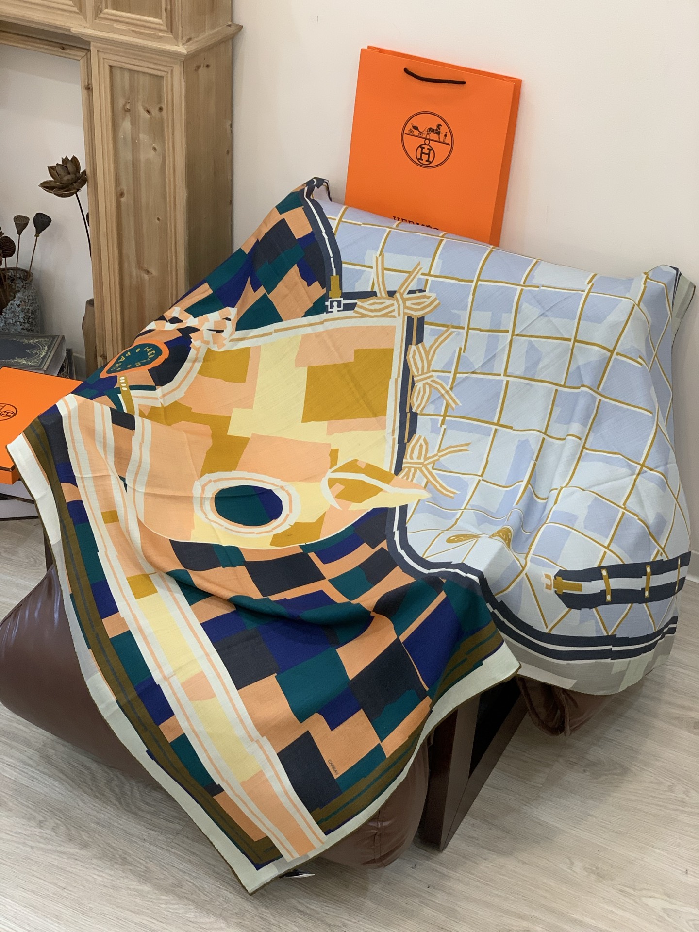 爱马仕“格纹马面罩” 140丝绒双面同色披肩手工卷边丝绒方巾（30%桑蚕丝70%羊绒）这款经典单品展现强