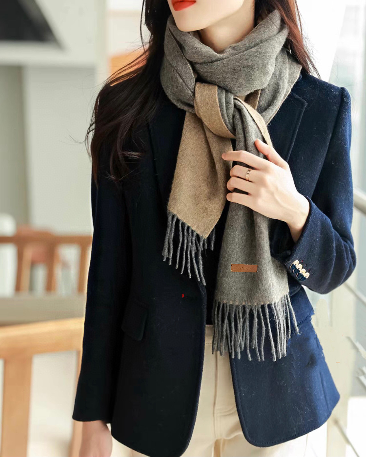 P140  【LV】官网新款 情侣款 巴黎时装展双面羊绒围巾！采用蒙古高原细羊绒！手感满满地都是细腻的绒毛！这个价格绝对百分之百的实惠！精湛绝伦的绣字工艺！送礼自留都不错！绝对好货！每条都经过多次检查出货！无一次品！不满意手感包退换！这样的好东西错过实在可惜 尺寸：180*35