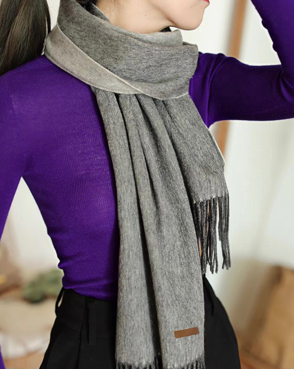 P140  【LV】官网新款 情侣款 巴黎时装展双面羊绒围巾！采用蒙古高原细羊绒！手感满满地都是细腻的绒毛！这个价格绝对百分之百的实惠！精湛绝伦的绣字工艺！送礼自留都不错！绝对好货！每条都经过多次检查出货！无一次品！不满意手感包退换！这样的好东西错过实在可惜 尺寸：180*35