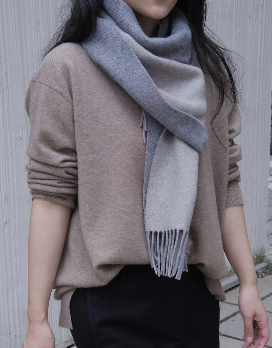 P140  【LV】官网新款 情侣款 巴黎时装展双面羊绒围巾！采用蒙古高原细羊绒！手感满满地都是细腻的绒毛！这个价格绝对百分之百的实惠！精湛绝伦的绣字工艺！送礼自留都不错！绝对好货！每条都经过多次检查出货！无一次品！不满意手感包退换！这样的好东西错过实在可惜 尺寸：180*35