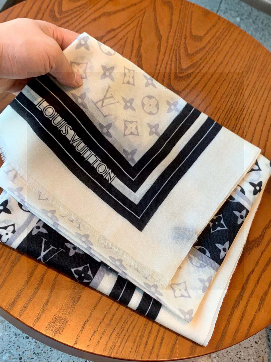 P190 又时髦又百搭!LV新款老花长巾】提升气质和品味的好单品!!四季必备!!真的无敌实用!!Lv难得的羊绒长巾,!!面料手感真的很好,简单一试,就知道是自己想要的,轻松驾驭非常时髦好搭,特别好看,有调调,秋冬天跟什么上衣都能搭,T恤,衬衫,羽绒,马甲,风衣都能搭!!!有它的衬托,品味和气质立马就出来了,真的是超级实用的一款围巾,完全不挑年龄气质!尺寸规格:100*200cm羊绒长巾