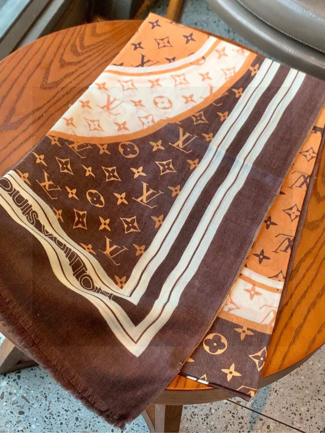 P190 又时髦又百搭!LV新款老花长巾】提升气质和品味的好单品!!四季必备!!真的无敌实用!!Lv难得的羊绒长巾,!!面料手感真的很好,简单一试,就知道是自己想要的,轻松驾驭非常时髦好搭,特别好看,有调调,秋冬天跟什么上衣都能搭,T恤,衬衫,羽绒,马甲,风衣都能搭!!!有它的衬托,品味和气质立马就出来了,真的是超级实用的一款围巾,完全不挑年龄气质!尺寸规格:100*200cm羊绒长巾